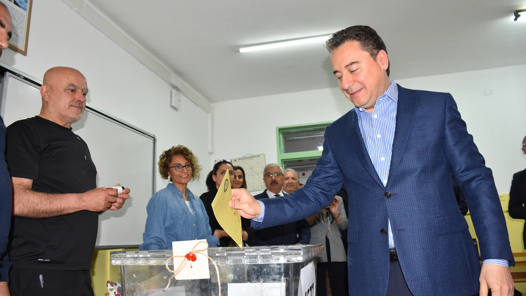 DEVA Partisi Genel Başkanı Ali Babacan oyunu kullandı