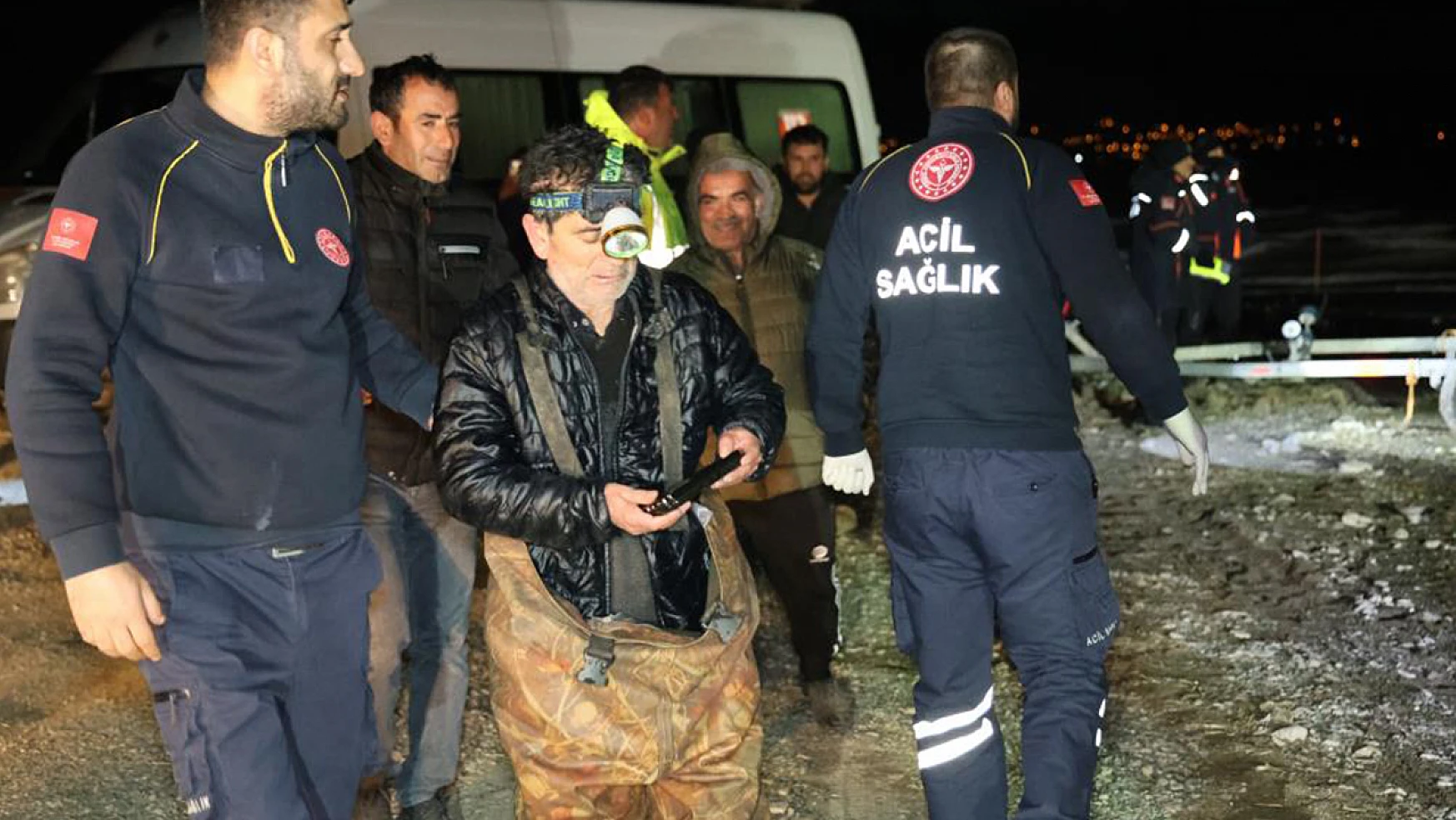 Elazığ'da 2 balıkçı baraj gölünde mahsur kaldı
