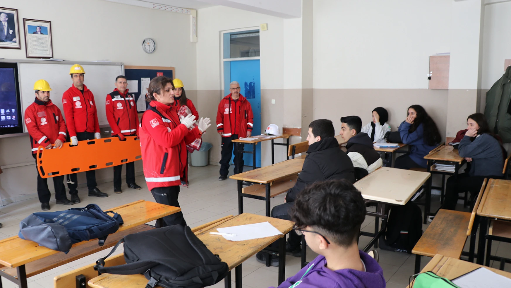 Elazığ'da öğrencilere afet bilinci eğitimi veriliyor