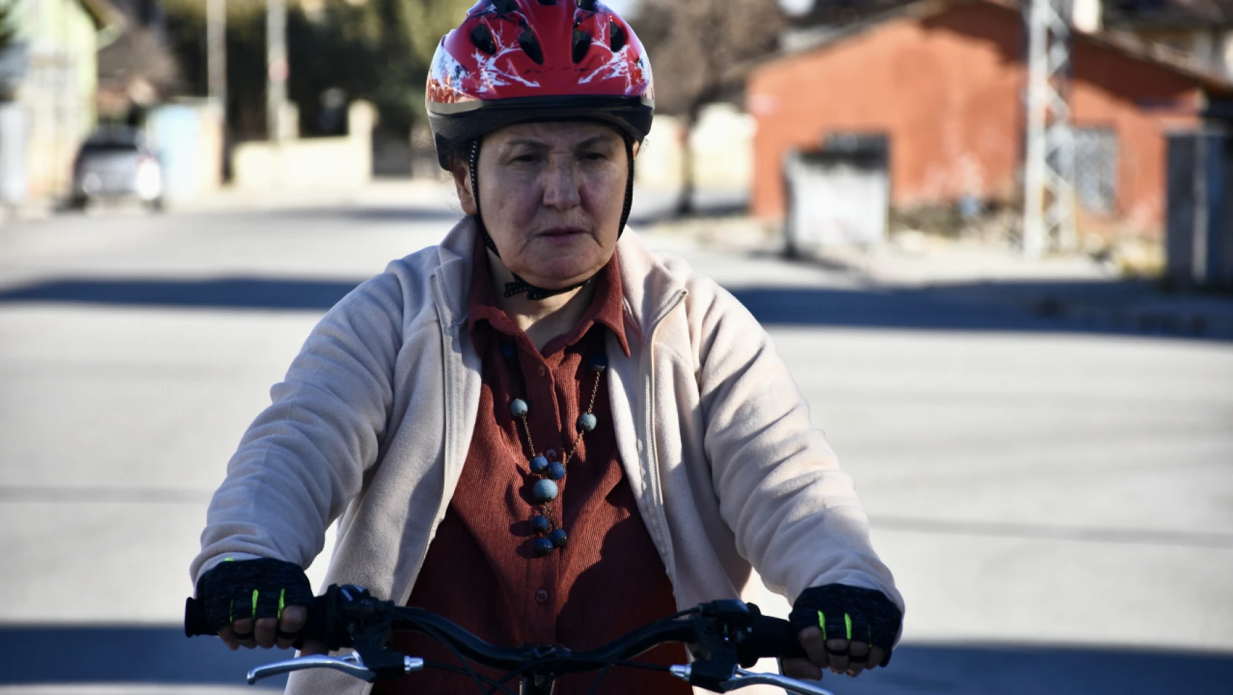 Emekli öğretmen bisiklet sürmeyi öğrenmek için 67 yaşında kursa gitti