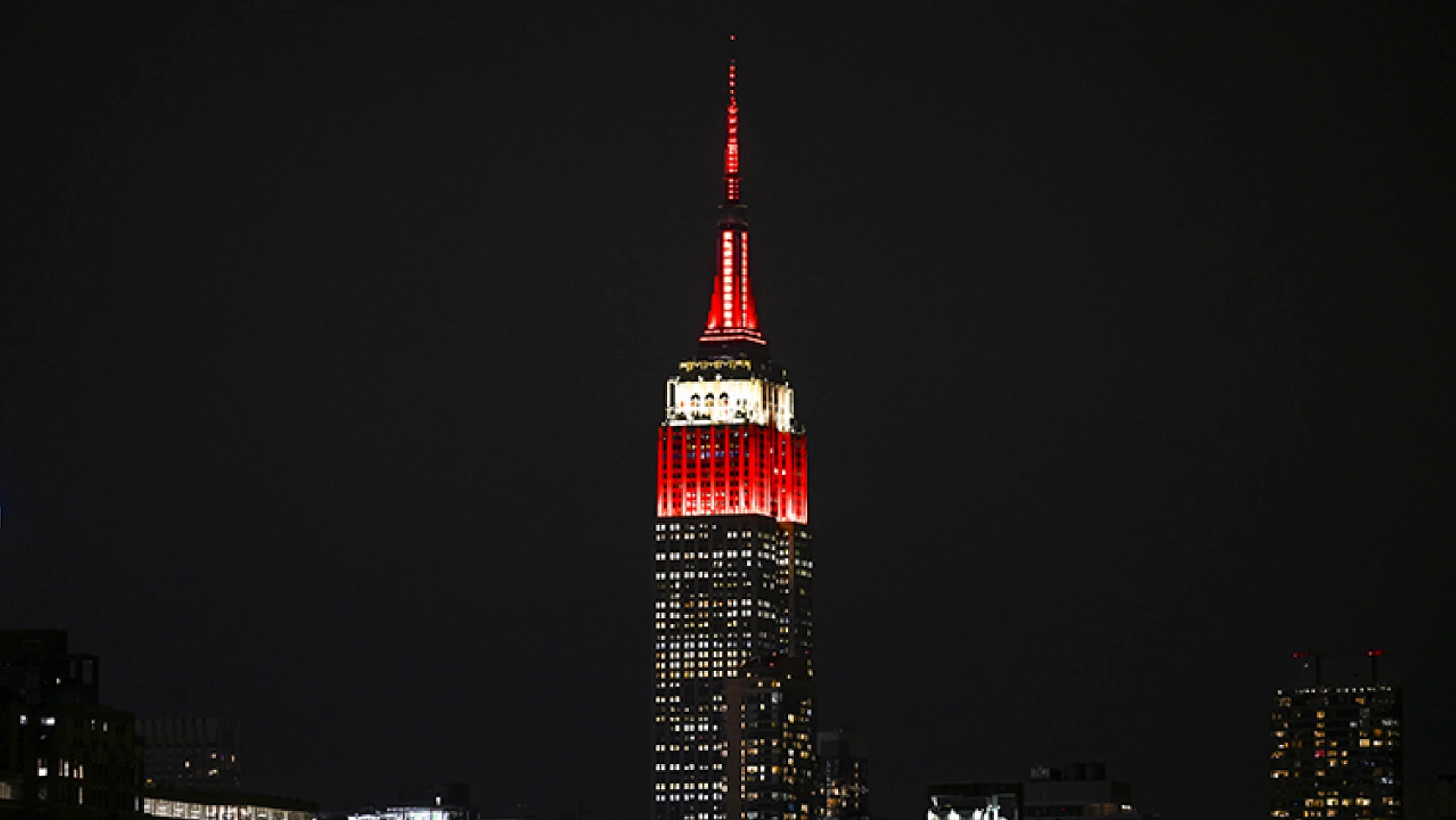 Empire State Binası, Türkiye için kırmızı beyaza büründü