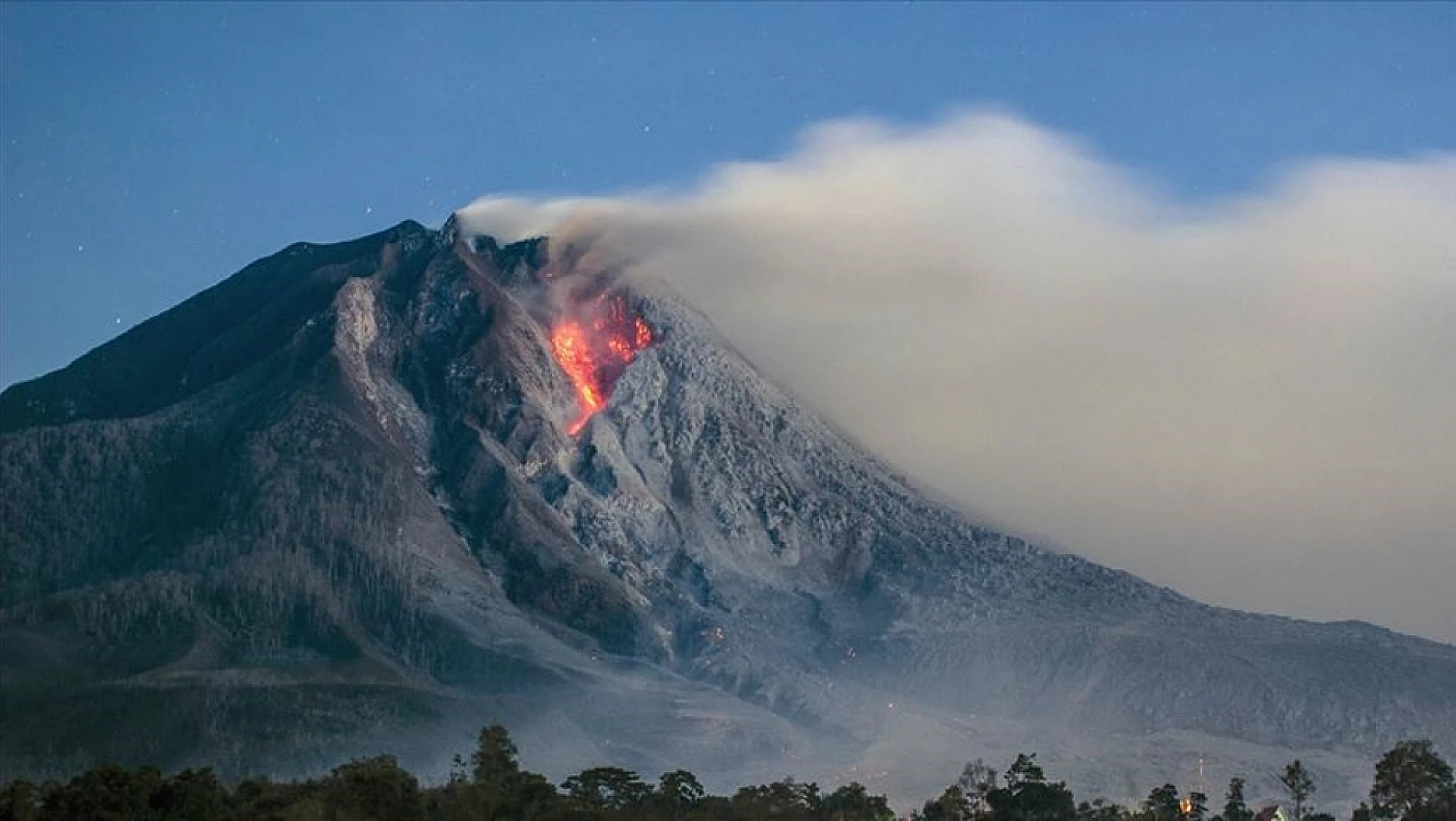 Endonezya'nın Lewotobi Yanardağı'nda 21 yıl sonra ilk kez patlama gerçekleşti.