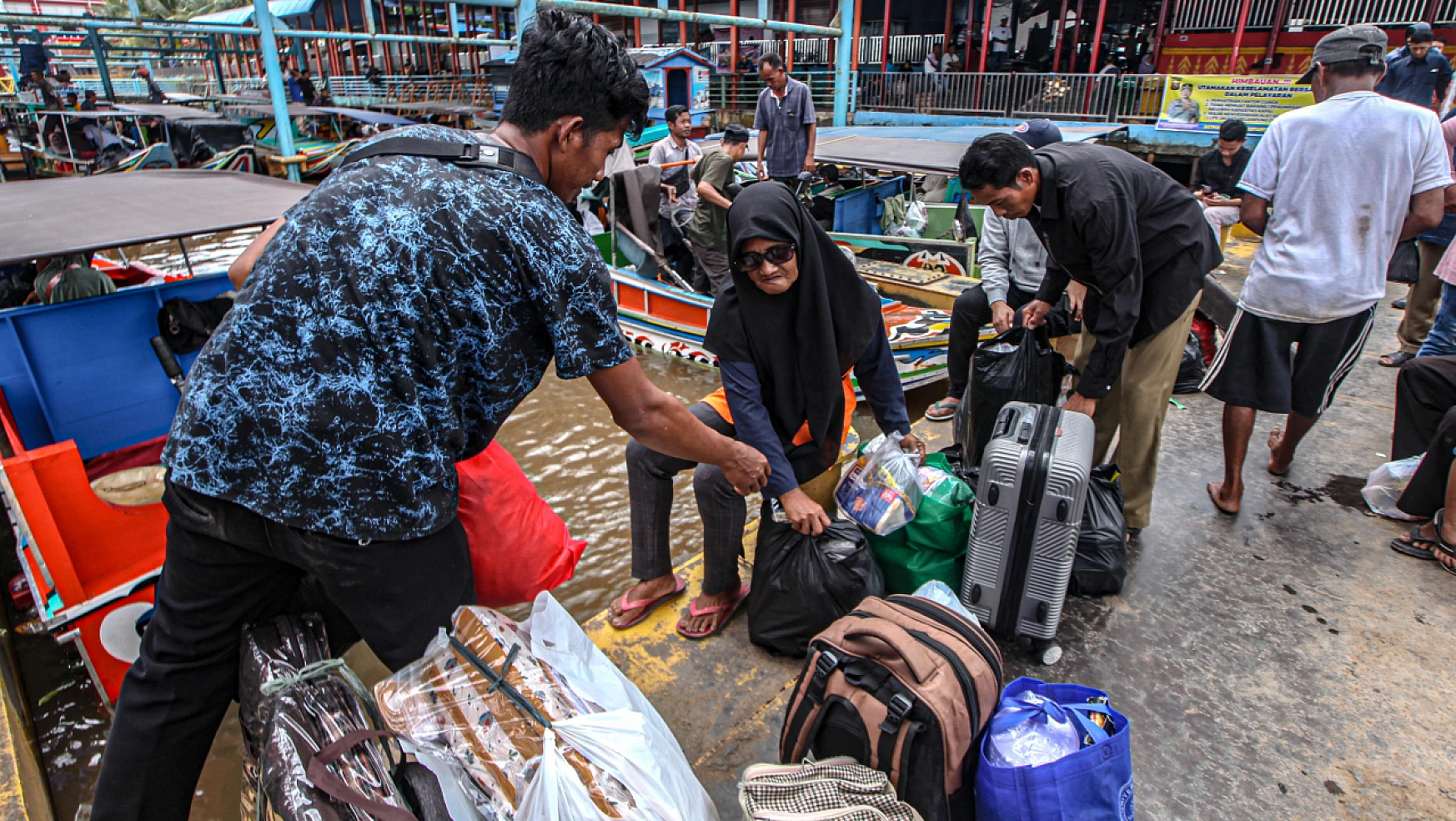 Endonezyalı yolcular, memleketlerine gitmek için hazırlanıyor