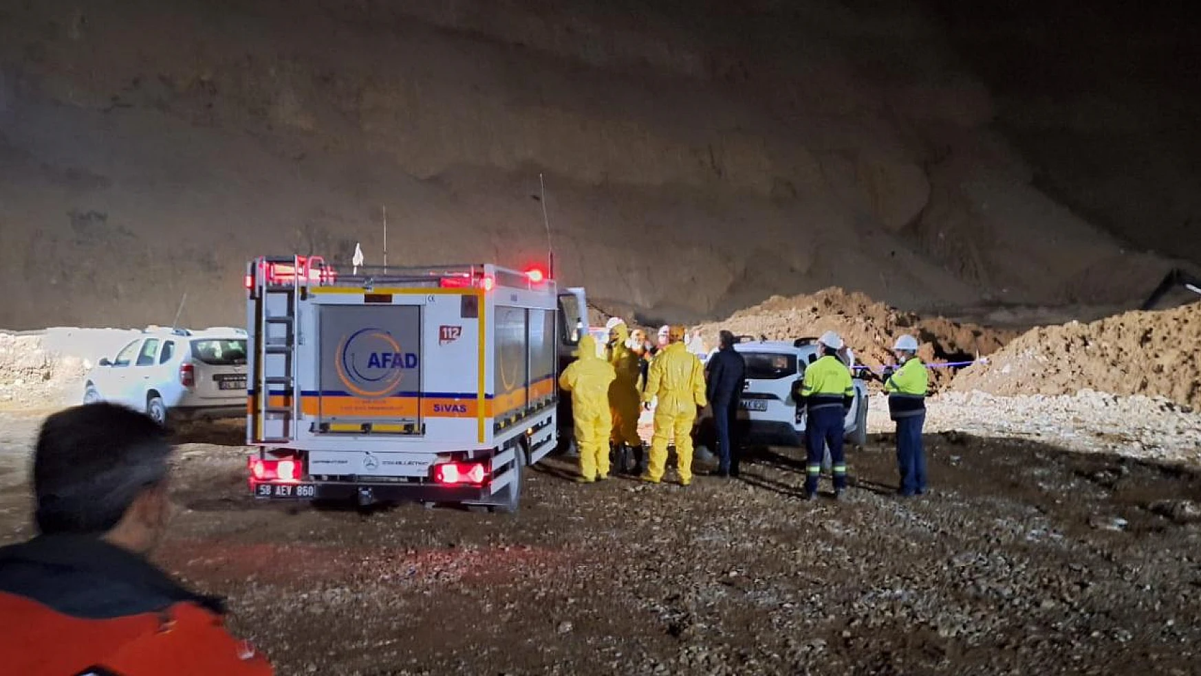 Erzincan maden kazasında toprak altında kalan bir işçinin cansız bedenine ulaşıldı