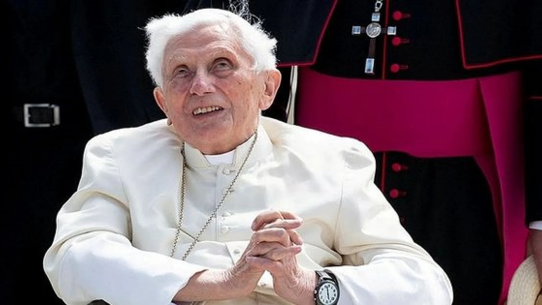 Eski Papa 16. Benedict'in öldü
