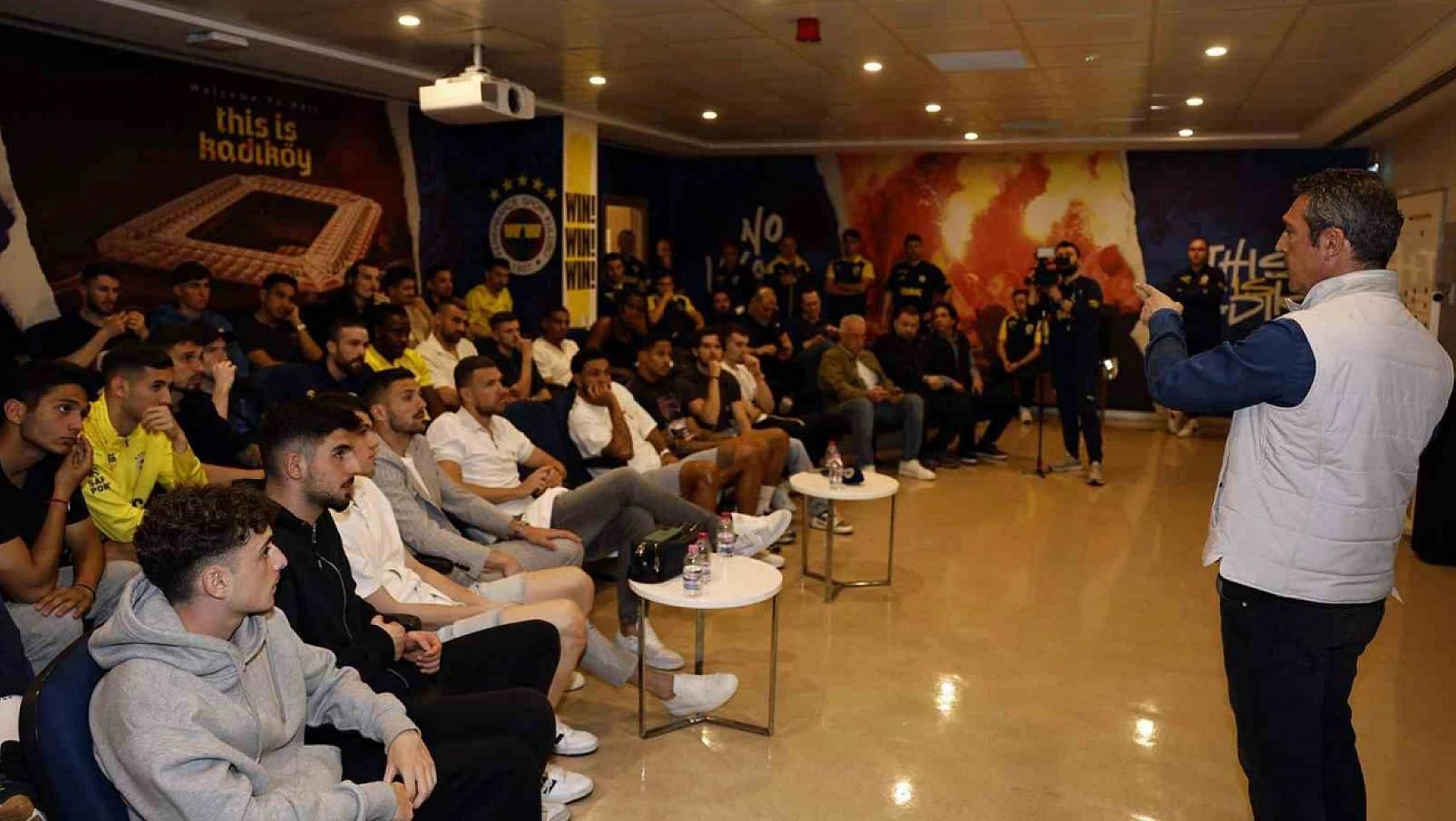 Fenerbahçe'de Başkan Ali Koç ve yönetim kurulu, futbol takımıyla buluştu