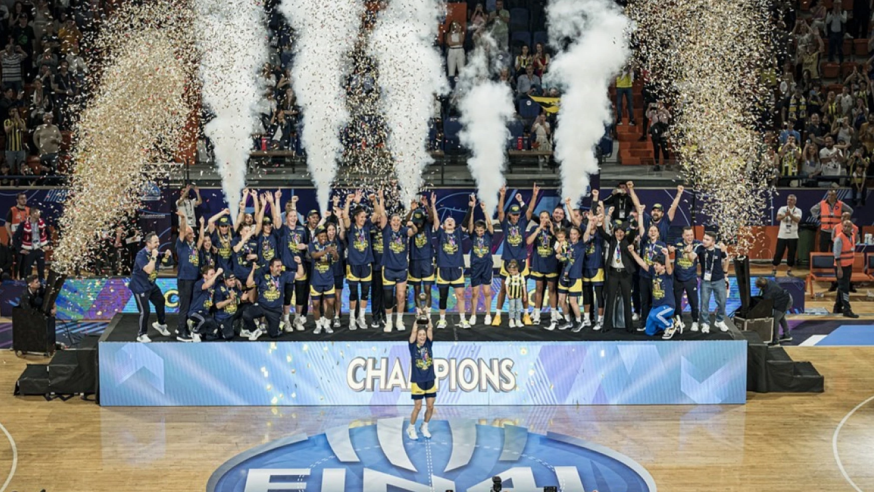 FIBA Kadınlar Euroleague'de Fenerbahçe kupa kaldırdı