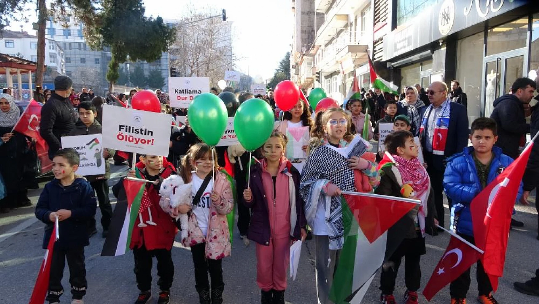 Filistin için yürüdüler! Ispartalı çocuklardan destek!