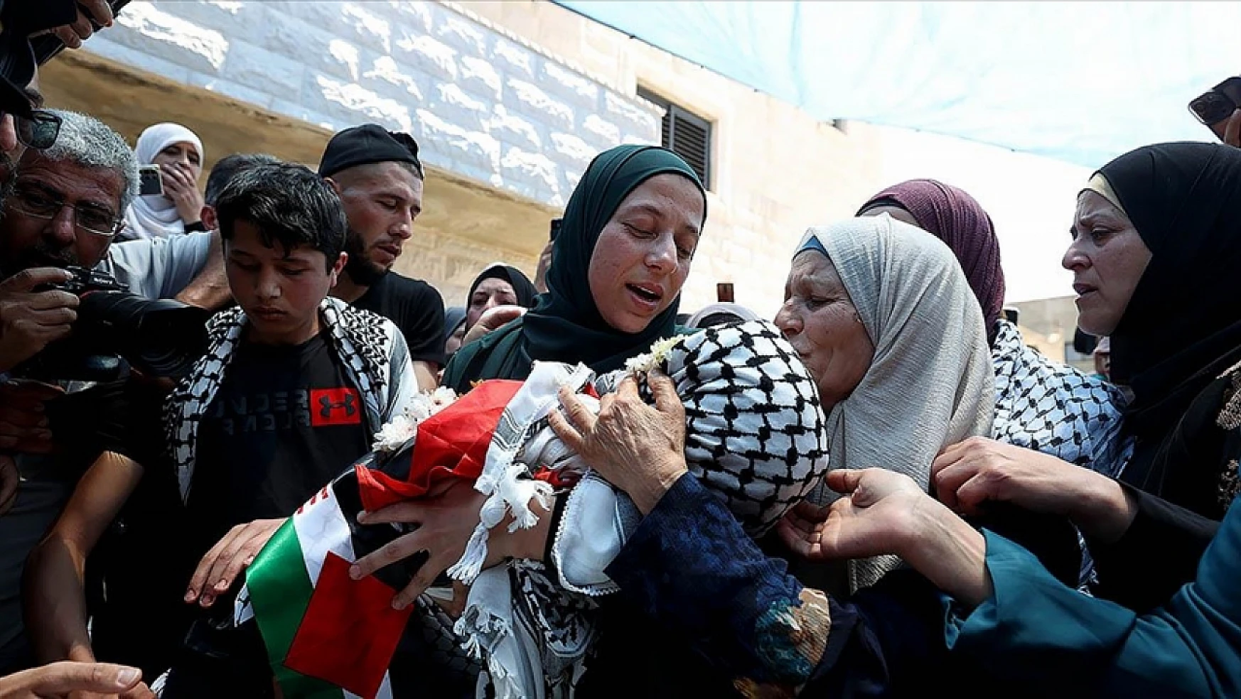 Filistinli 2 yaşındaki Muhammed toprağa verildi