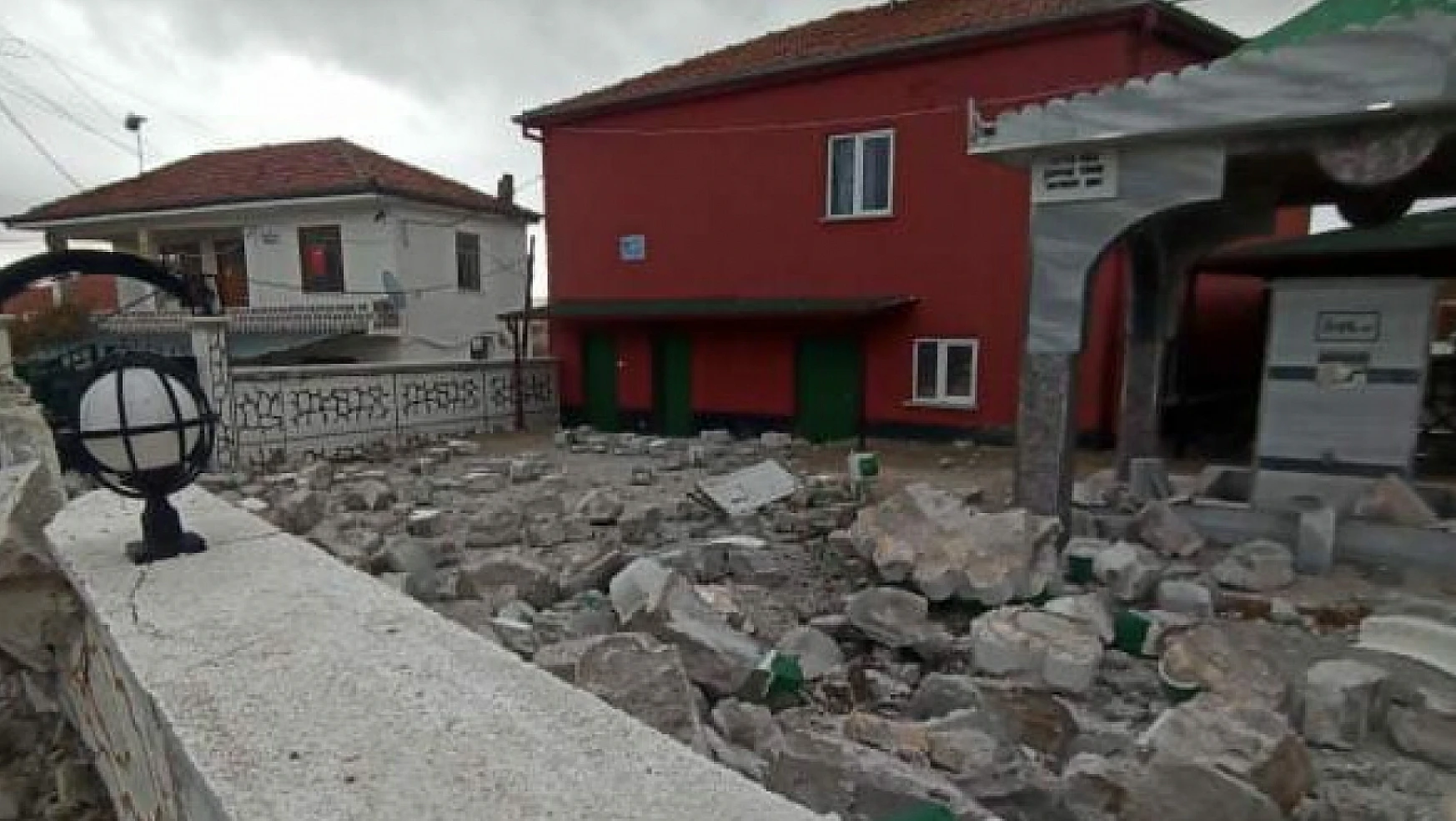 Fırtına Aksaray'da etkili oldu!.. Cami minaresini devirdi!
