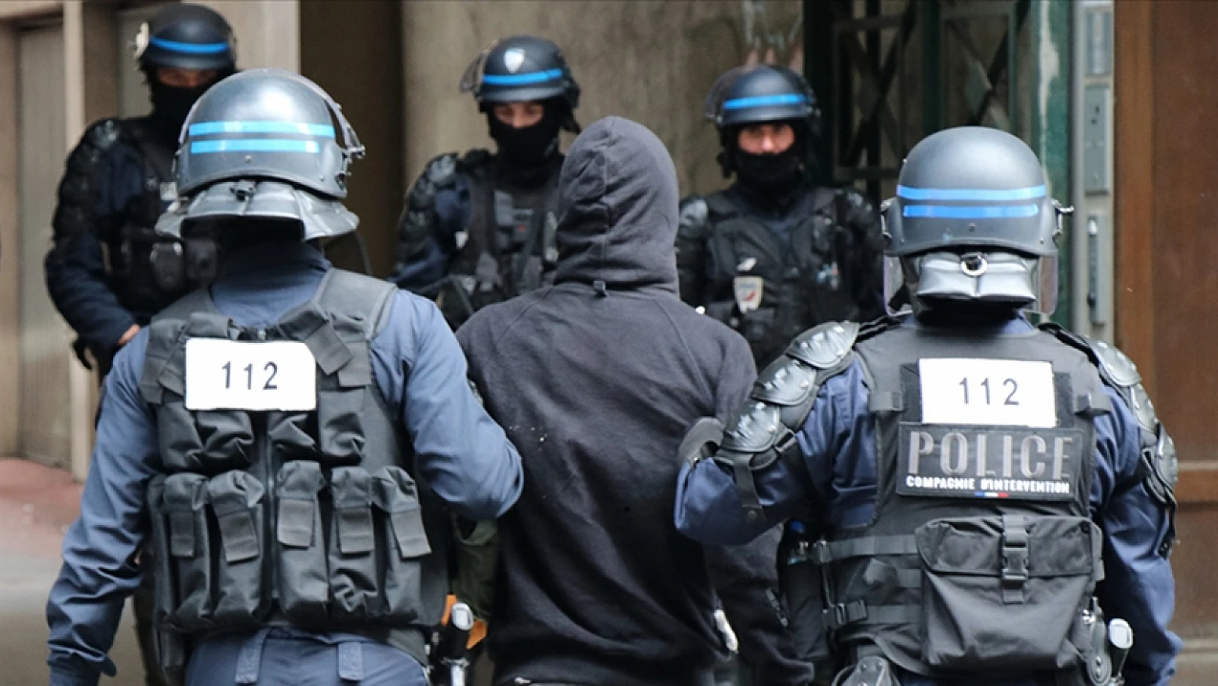Fransa'da gerilim dinmiyor: 40 bin polis görevlendirildi