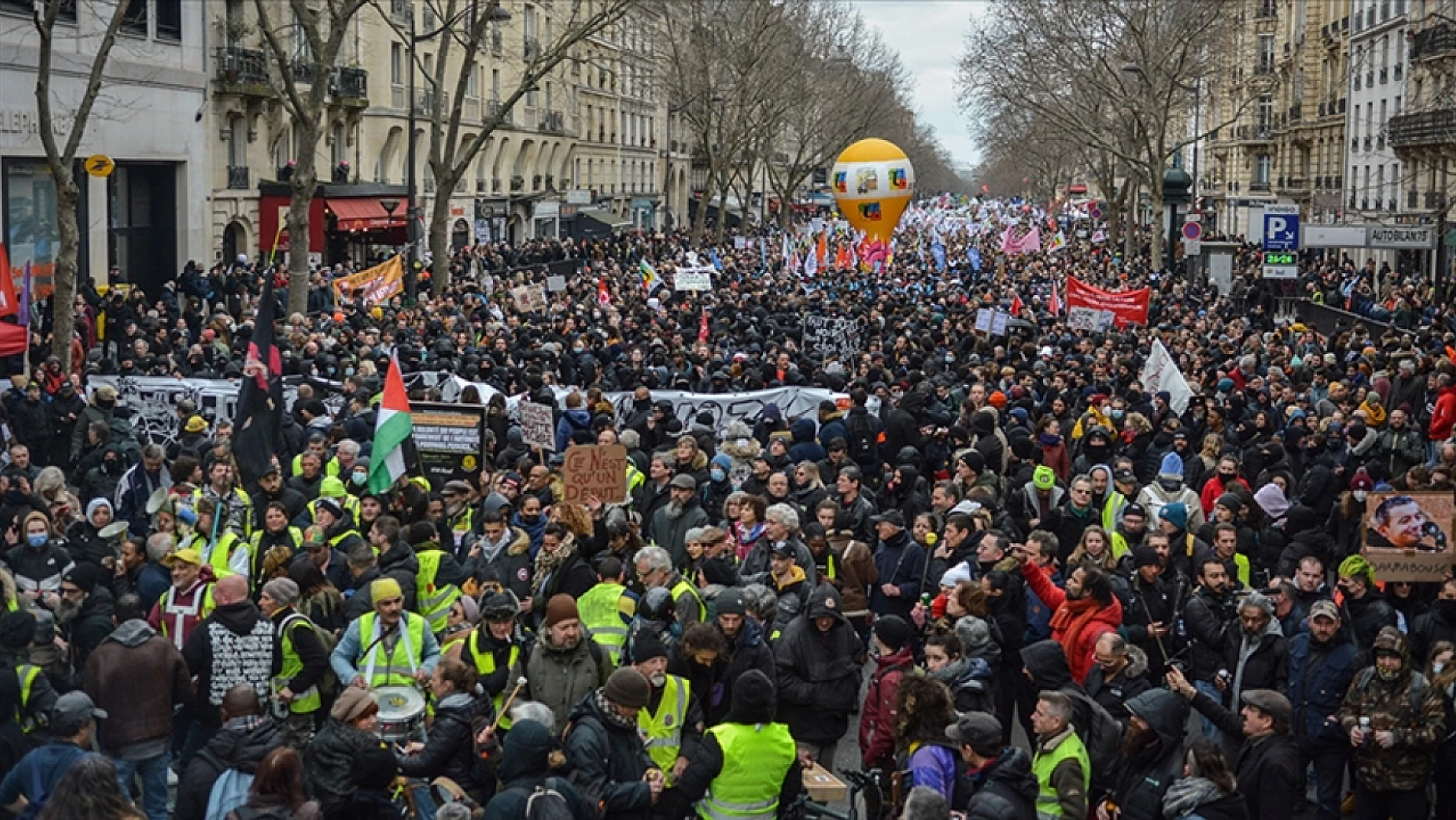 Fransa'da grevler devam ediyor