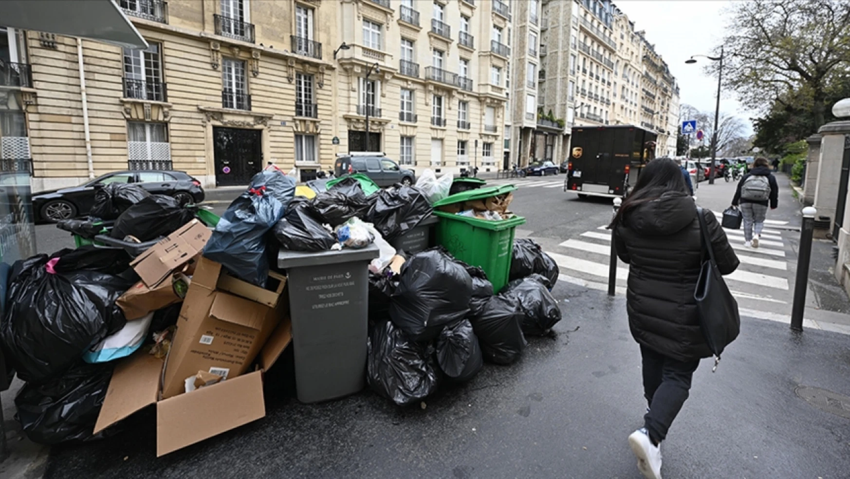 Fransa sokakları çöplerle dolu