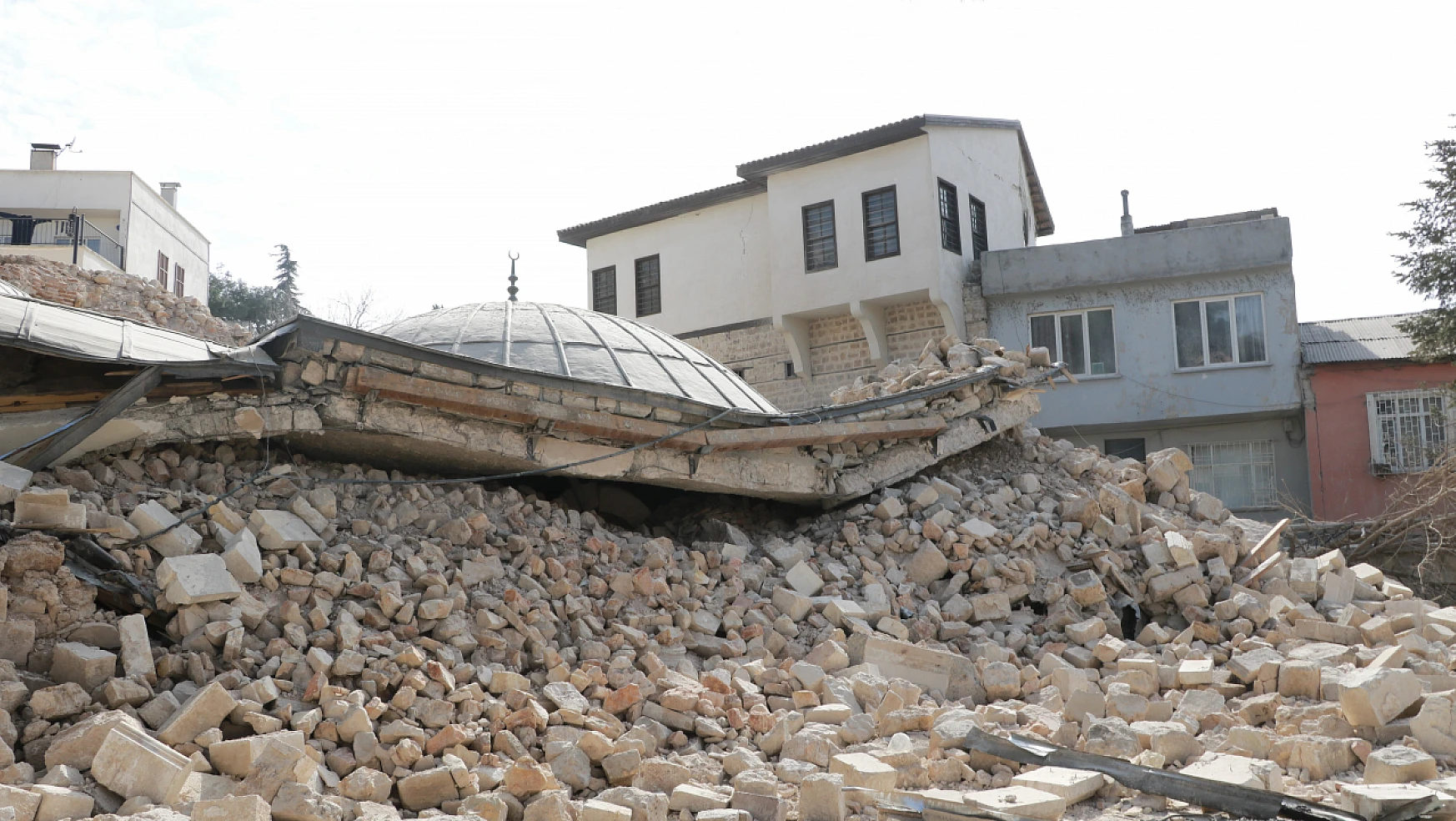 Fransızların bile yıkamadığı camiyi deprem yıktı