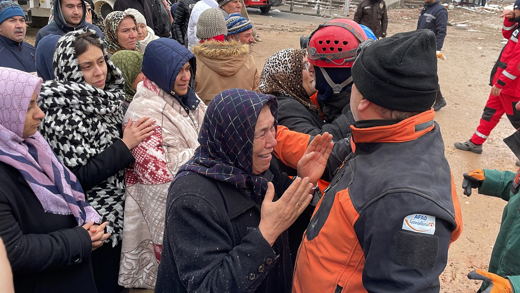 Gaziantep'te yıkılan binanın enkazından 30 saat sonra aynı aileden 2 kişi kurtarıldı