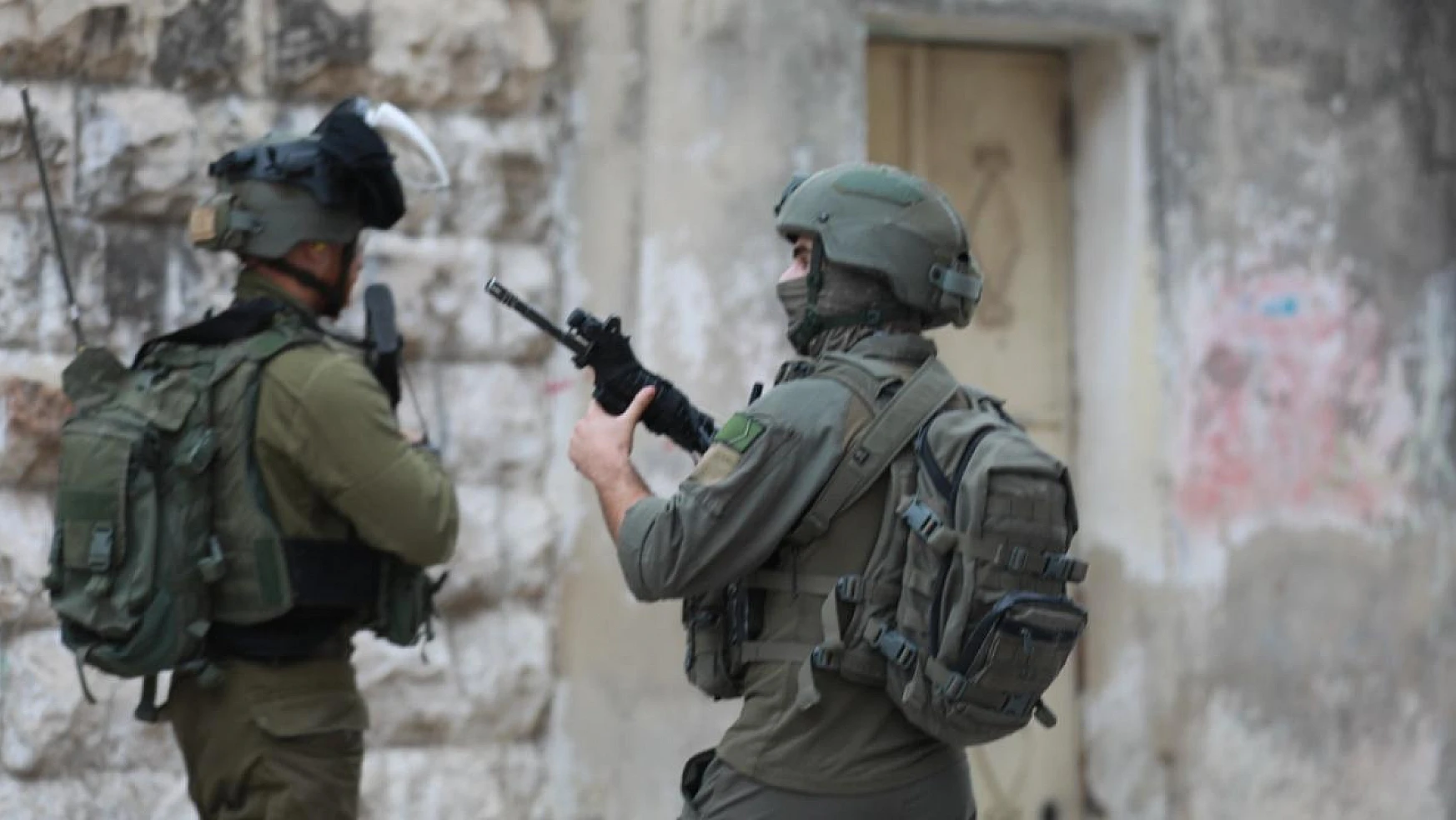 Gazze'de İsrail güçleri, insani yardım dağıtımını yapan Filistinli polisi hedef aldı