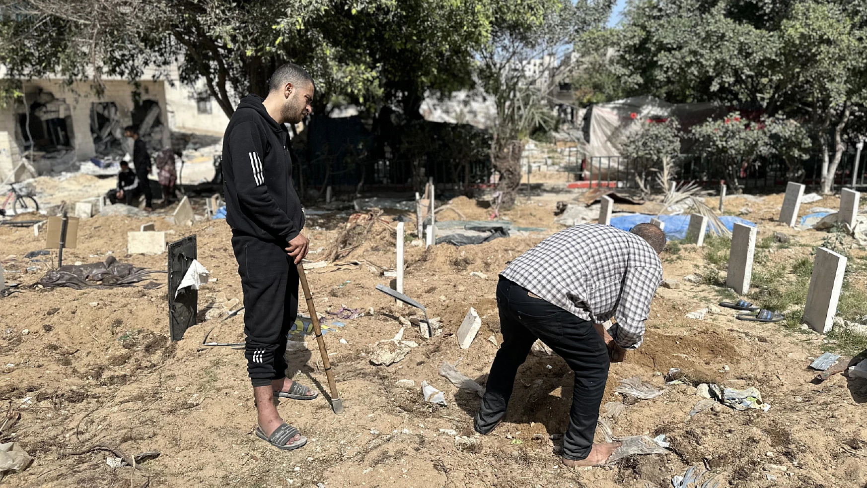 Gazzeli baba İsrail saldırılarında kaybolan bebeğin mezarını arıyor