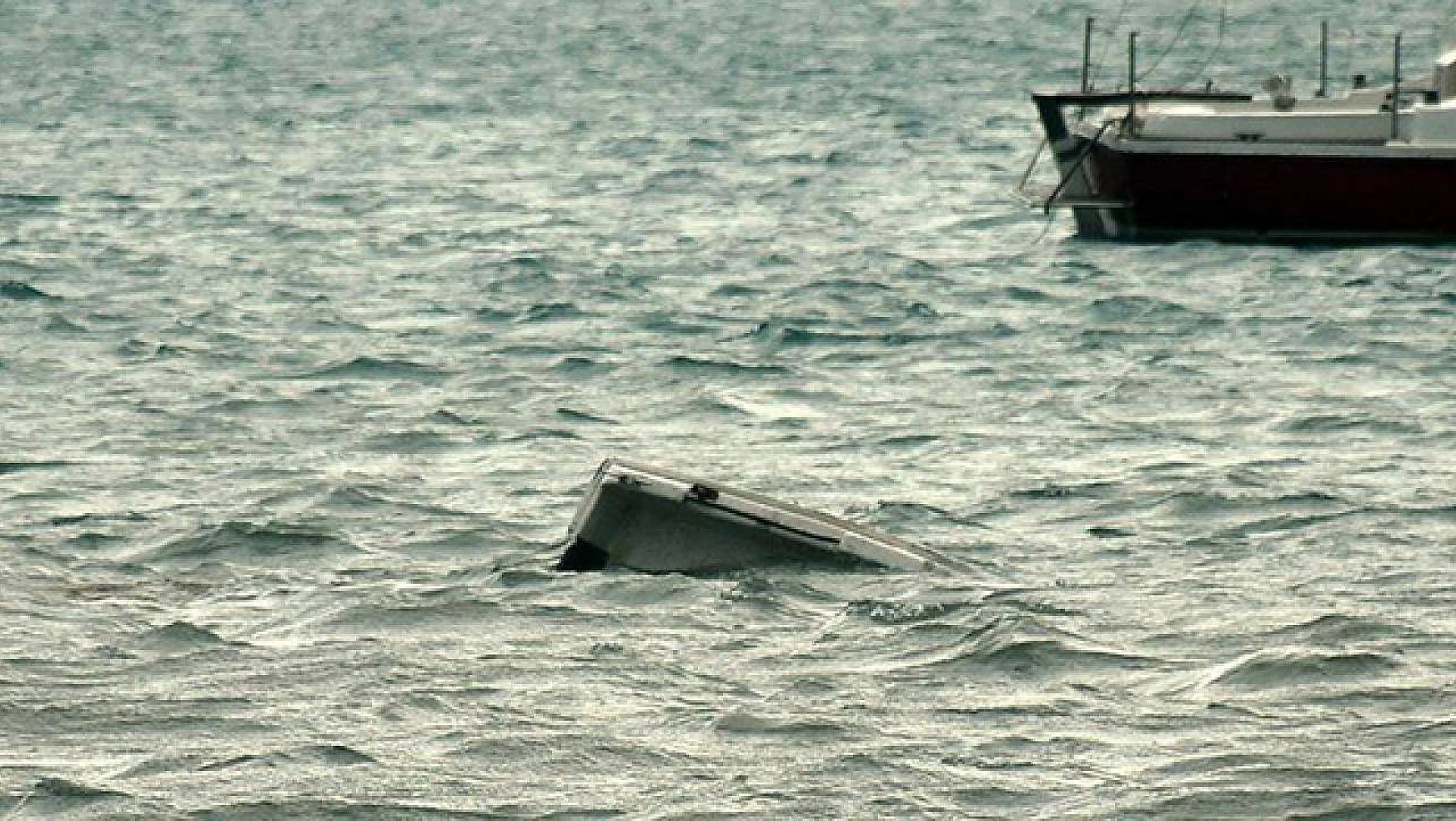 Göçmen teknesi battı: 13 ölü, 27 kayıp