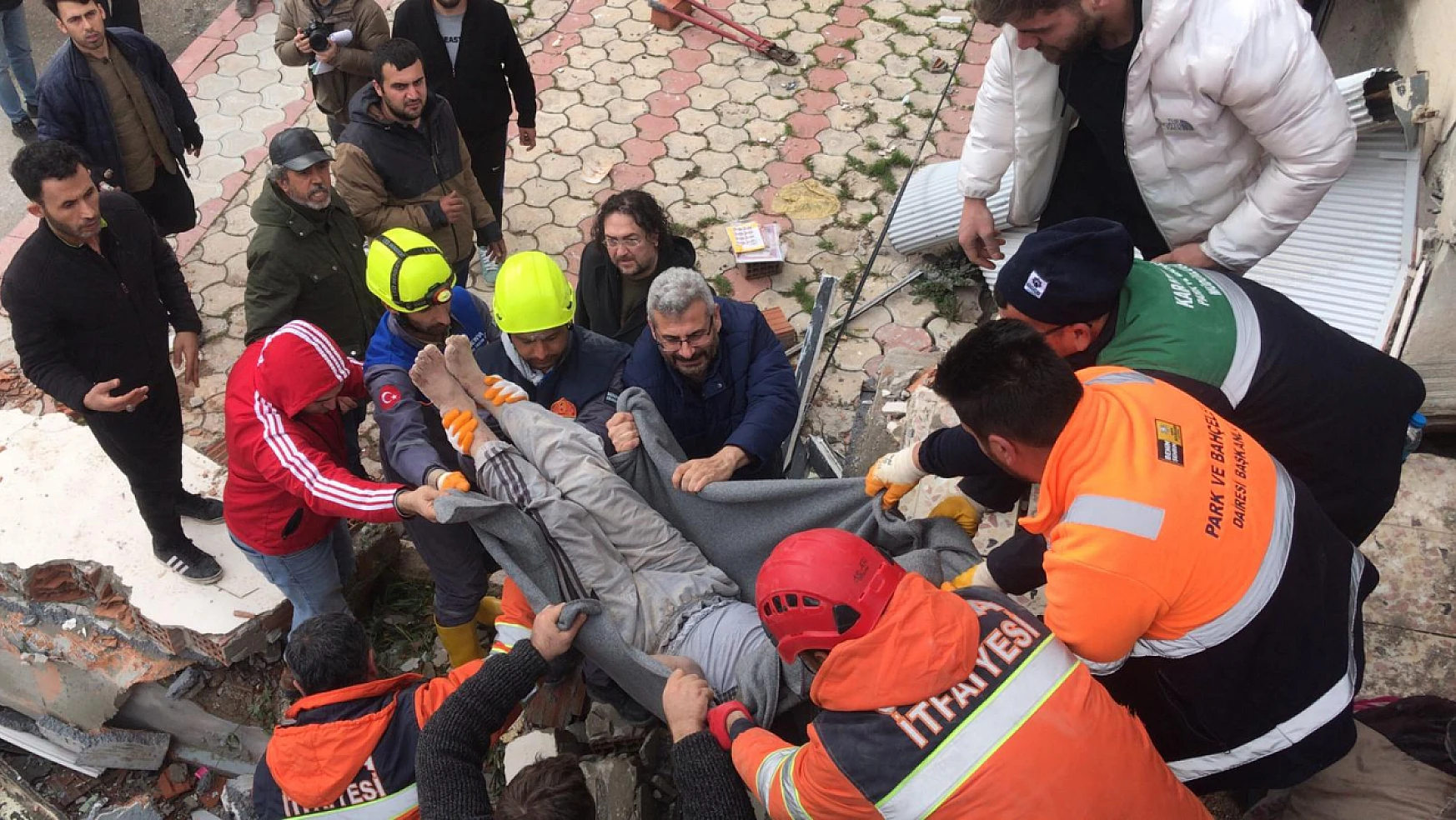 Hatay'da Konya Büyükşehir Belediyesi ekipleri bir kişiyi enkazdan kurtardı