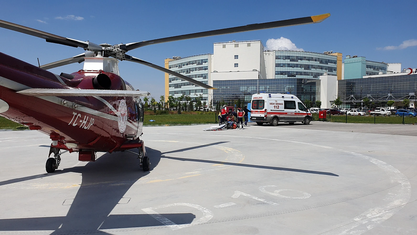 Hava ambulansıyla nakledilen hastadan ilginç yorum: 'Eskiden at arabasıyla geliyorduk hastaneye, şimdi devletimiz bizi helikopter ile getiriyor'