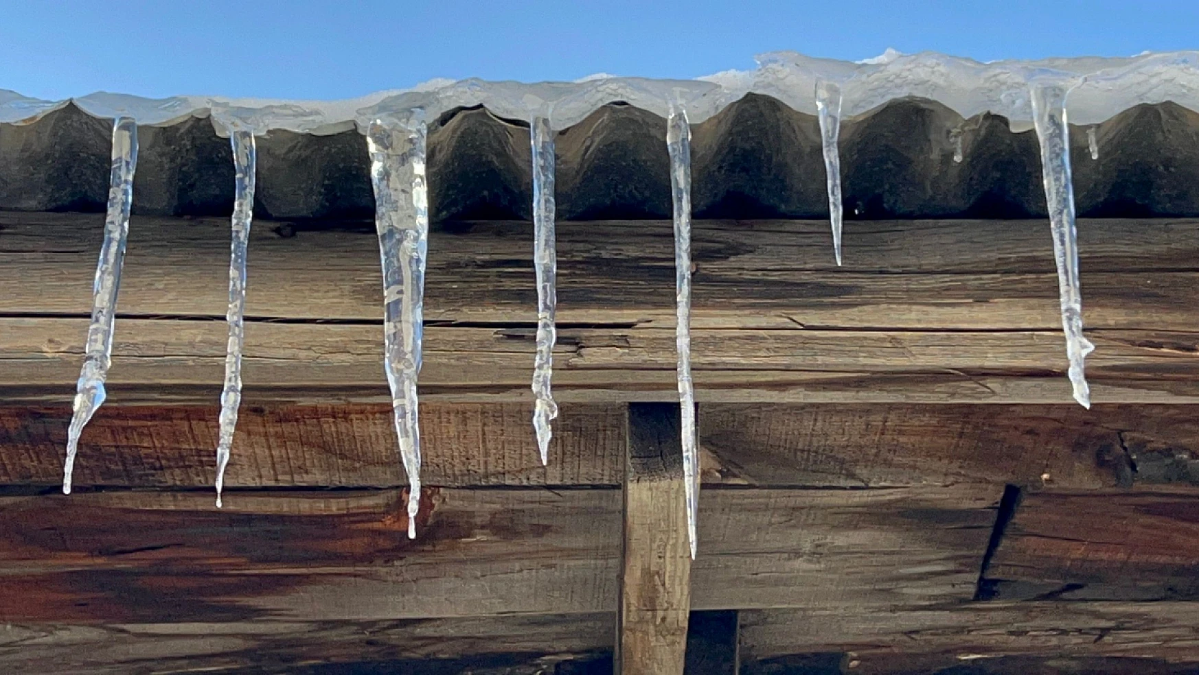 Hava eksi 10 dereceyi gördü: Dereler buz tuttu!