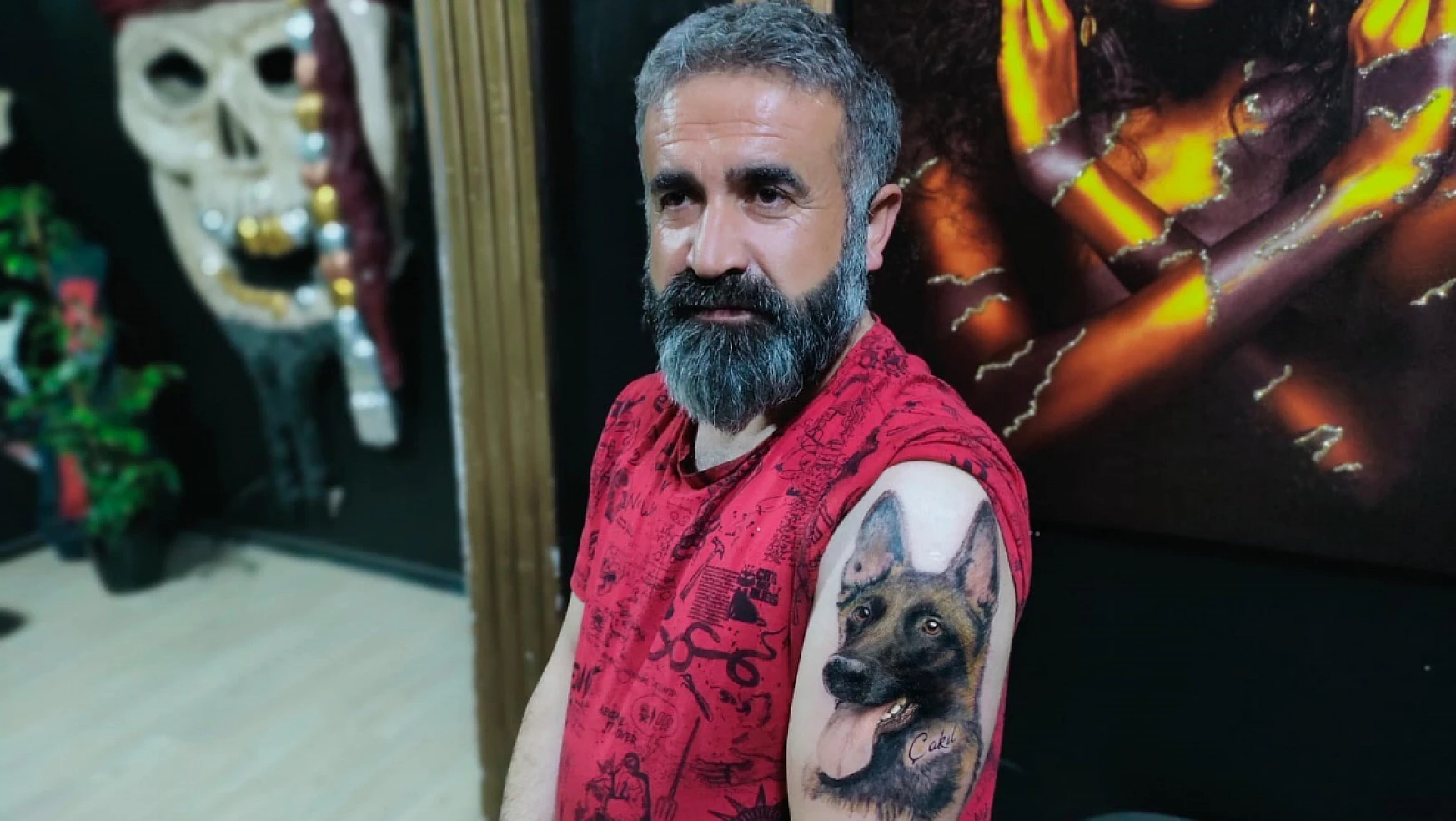 Hayatını kurtaran köpeğin resmini koluna dövme yaptı