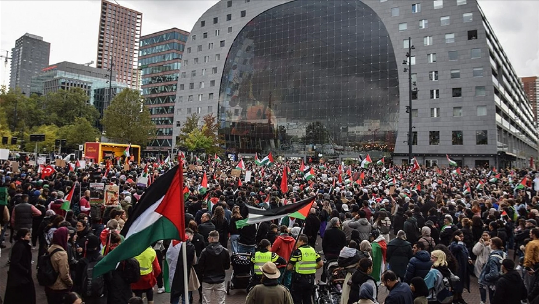 Hollanda'da Kadınlar Günü'nde Filistin'e destek gösterisi düzenlendi