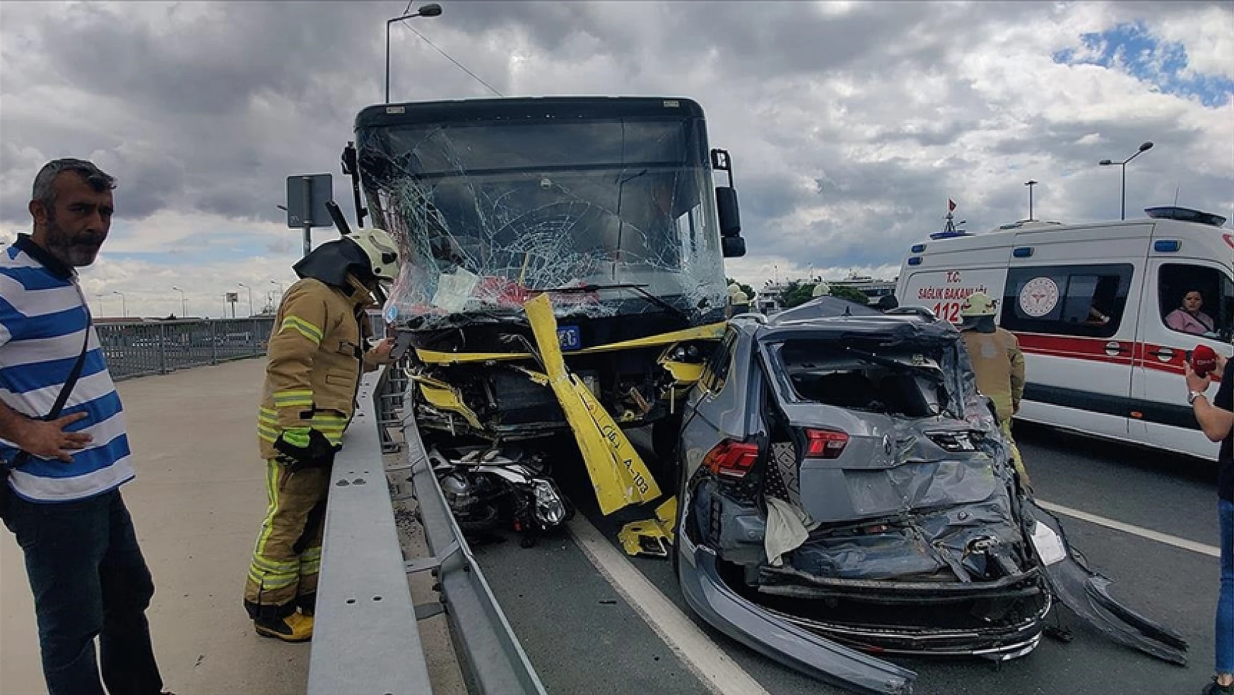 İETT otobüsünün karıştığı zincirleme kazada 14 kişi yaralandı