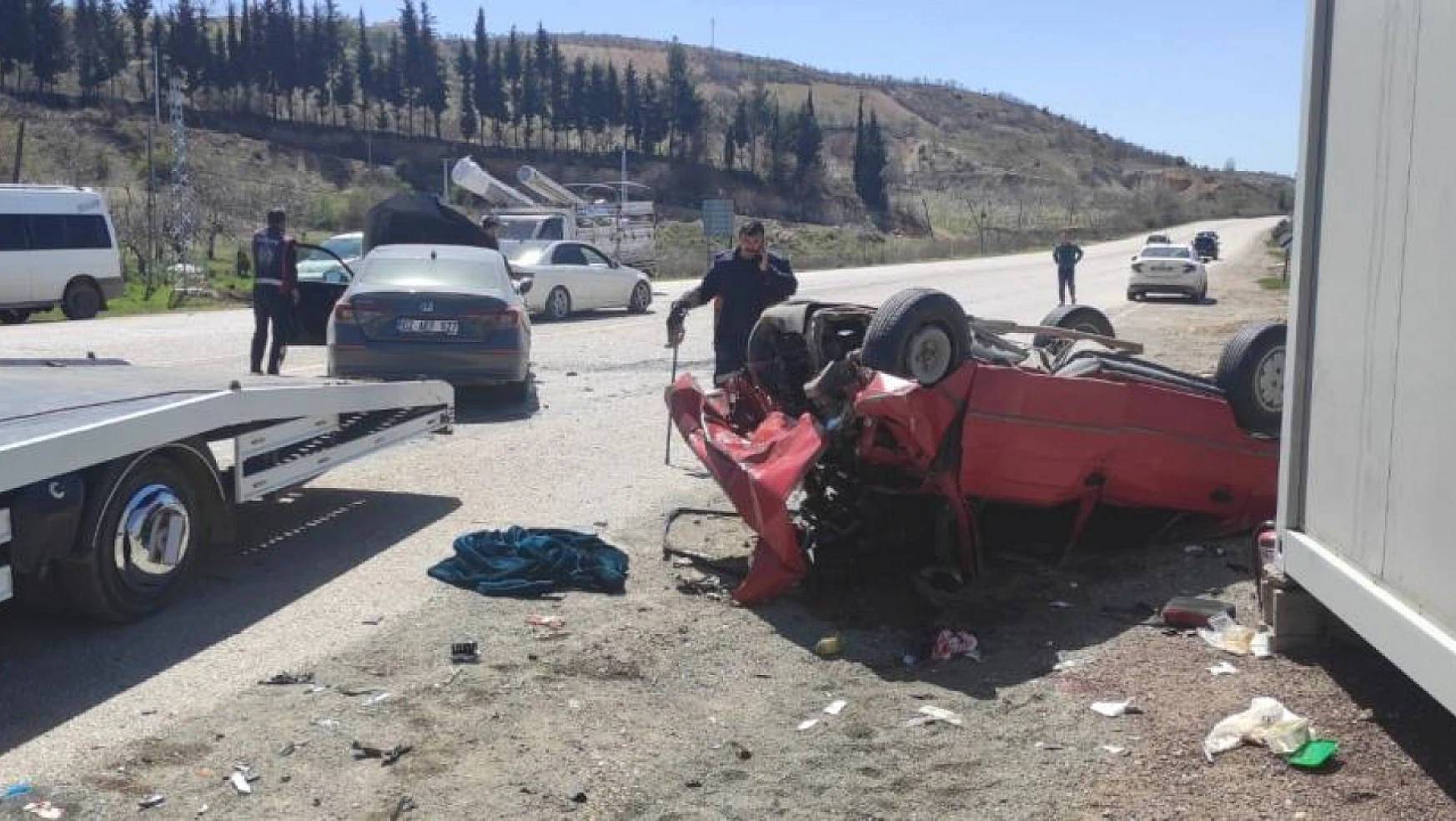 İki otomobilin kafa kafaya çarpıştığı kazada 1 çocuk hayatını kaybetti