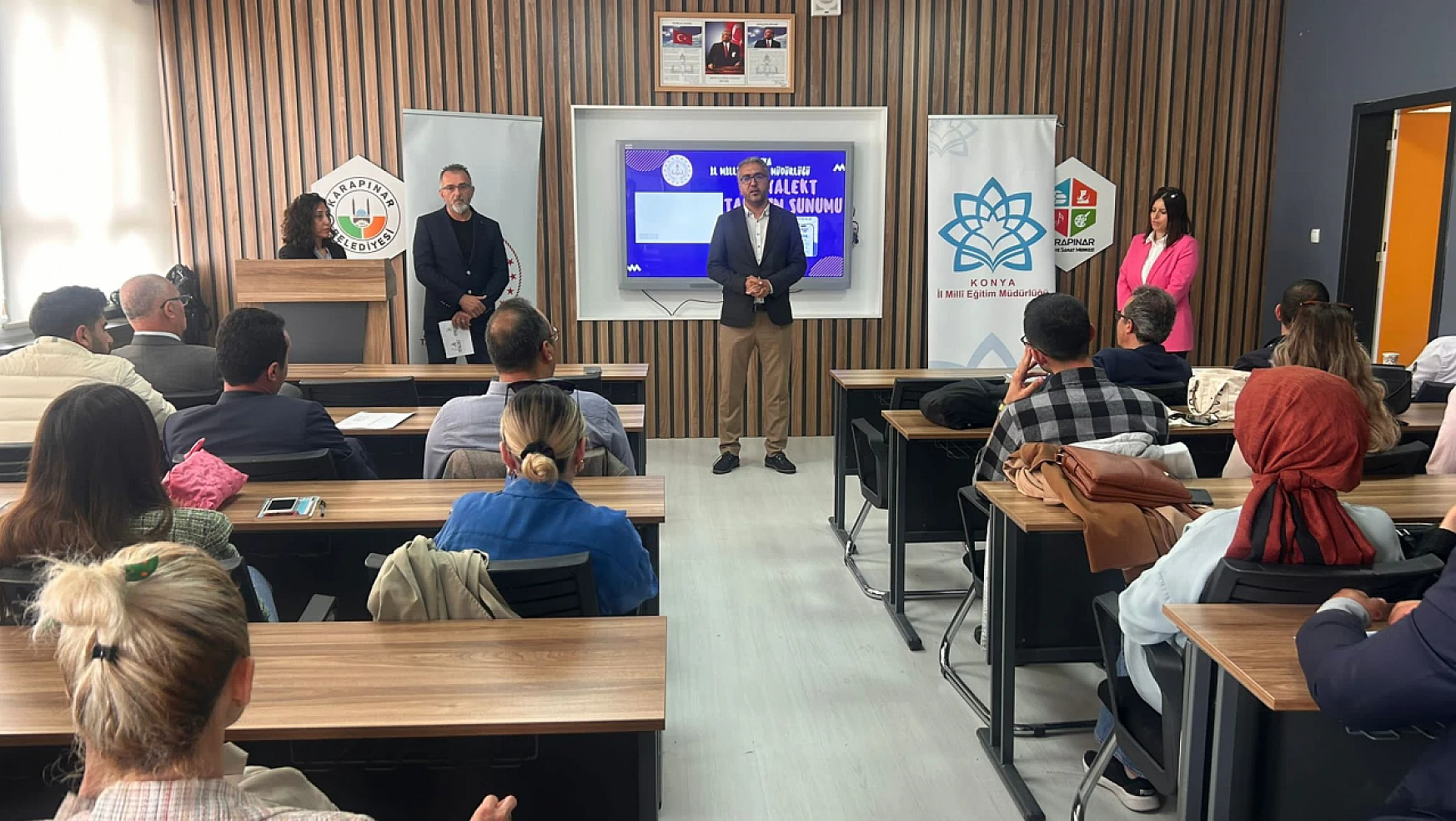 İngilizce dijital eğitim platformu 'Diyalekt' Konya'nın İlçelerinde tanıtılmaya devam ediyor