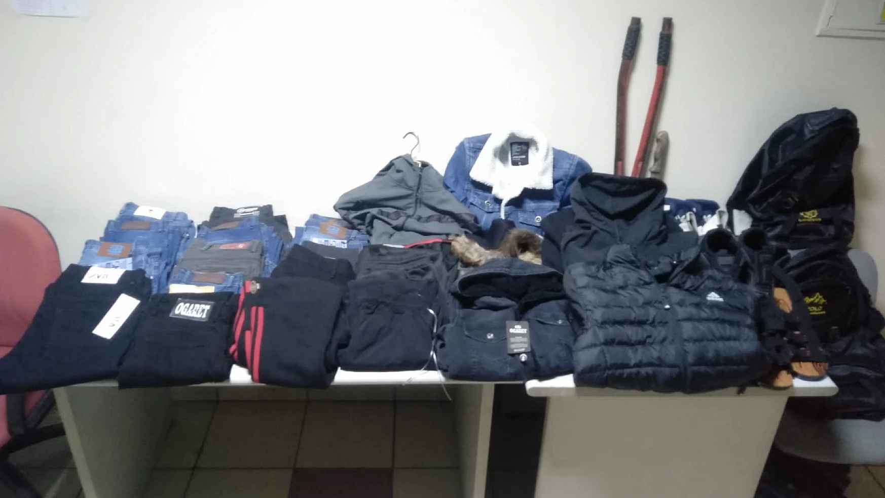Konya'da 70 bin TL değerinde kıyafet çalan hırsızlar yakalandı