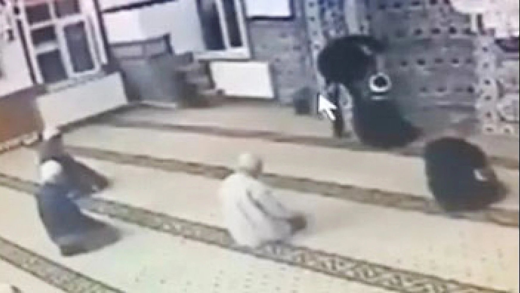 Isparta'daki olayda gelişme! Camiye ayakkabı ile giren şahıs Konya'da psikiyatri servisine yatışı yapıldı!