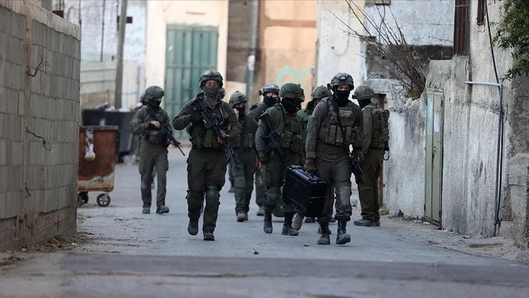 İsrail güçleri yine durmuyor. 4 Filistinliyi yaraladı, 13 kişiyi gözaltına aldı