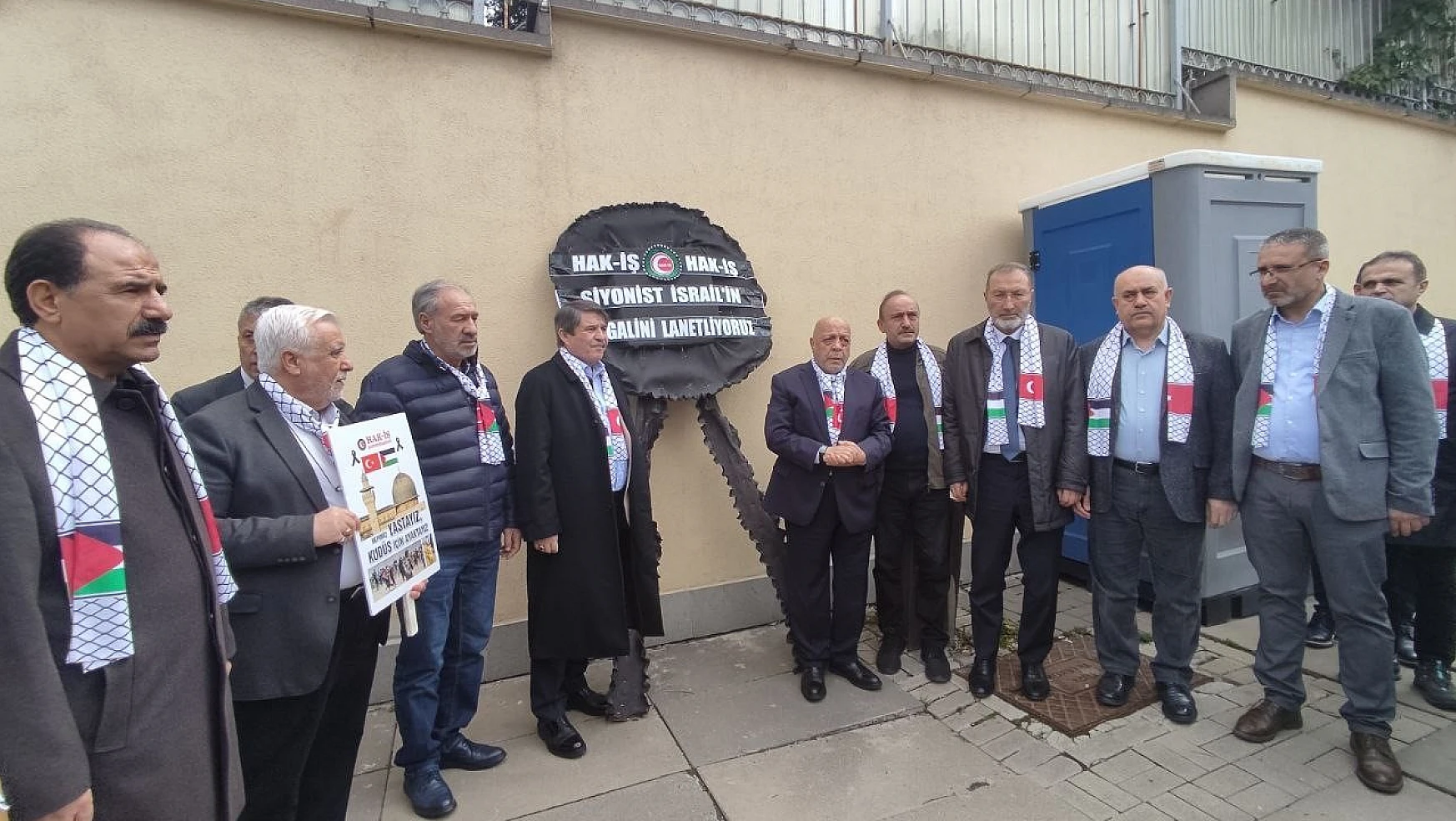 İsrail'in Ankara Büyükelçiliği Rezidansı'na siyah çelenk bırakıldı
