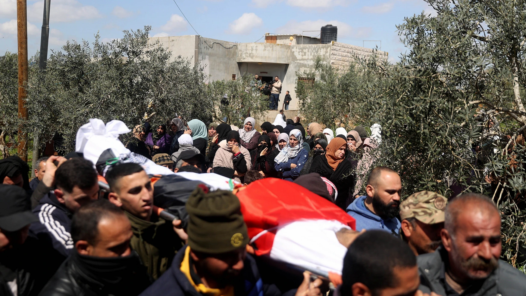 İsrail tarafından öldürülen Filistinlinin cenaze töreni