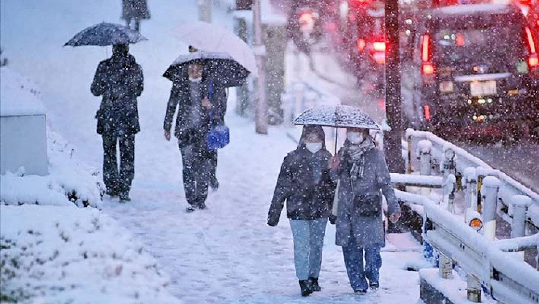 Japonya'da yoğun kar yağışları nedeniyle 8 kişi hayatını kaybetti