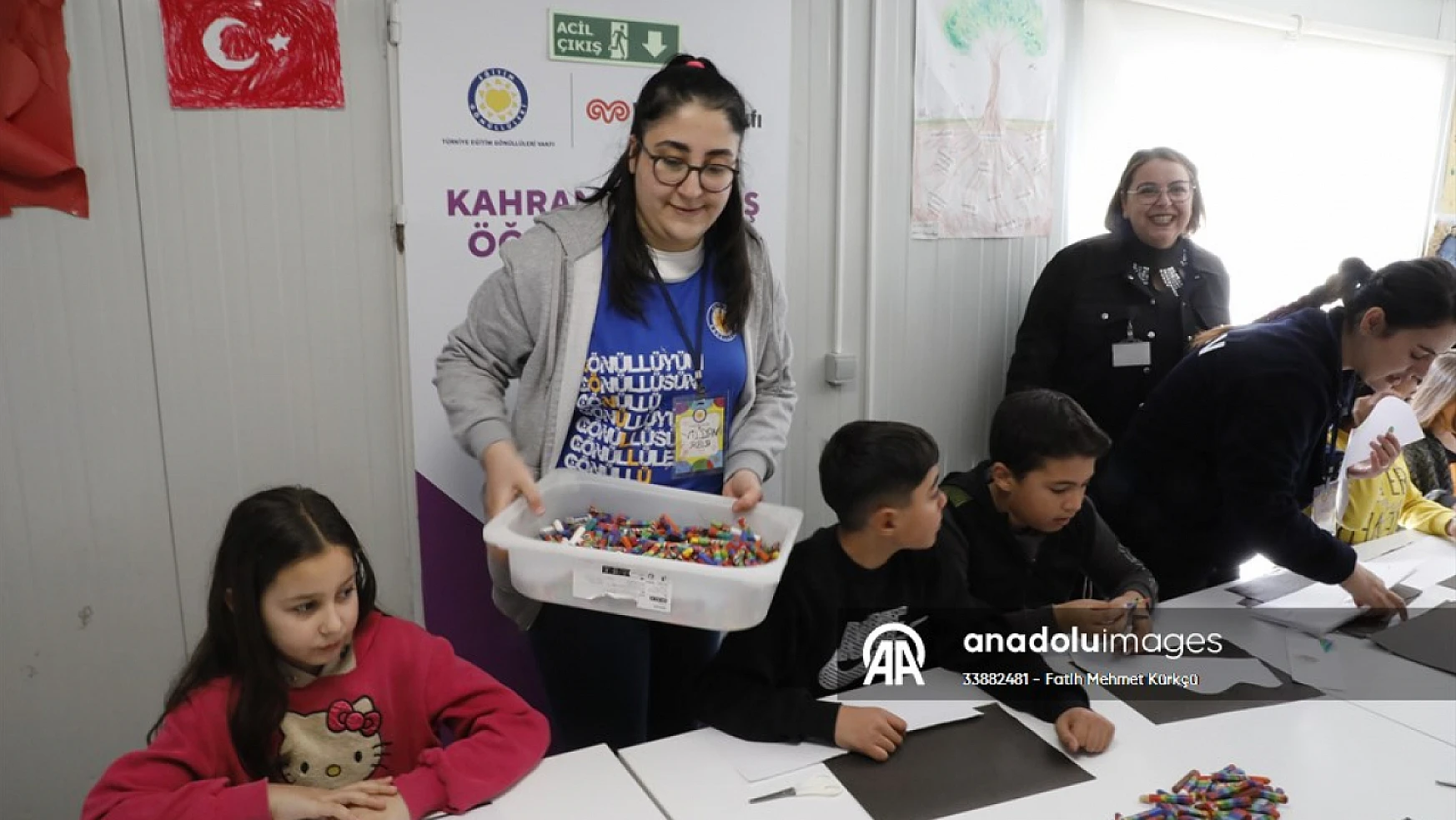 Kahramanmaraş'ta depremzede üniversite öğrencisi Vildan Elif Gönül, çocuklara destek oluyor ve iyileşiyor