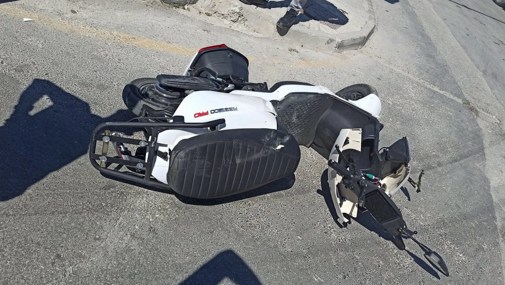 Kamyonetle elektrikli bisiklet çarpıştı: 1 yaralı