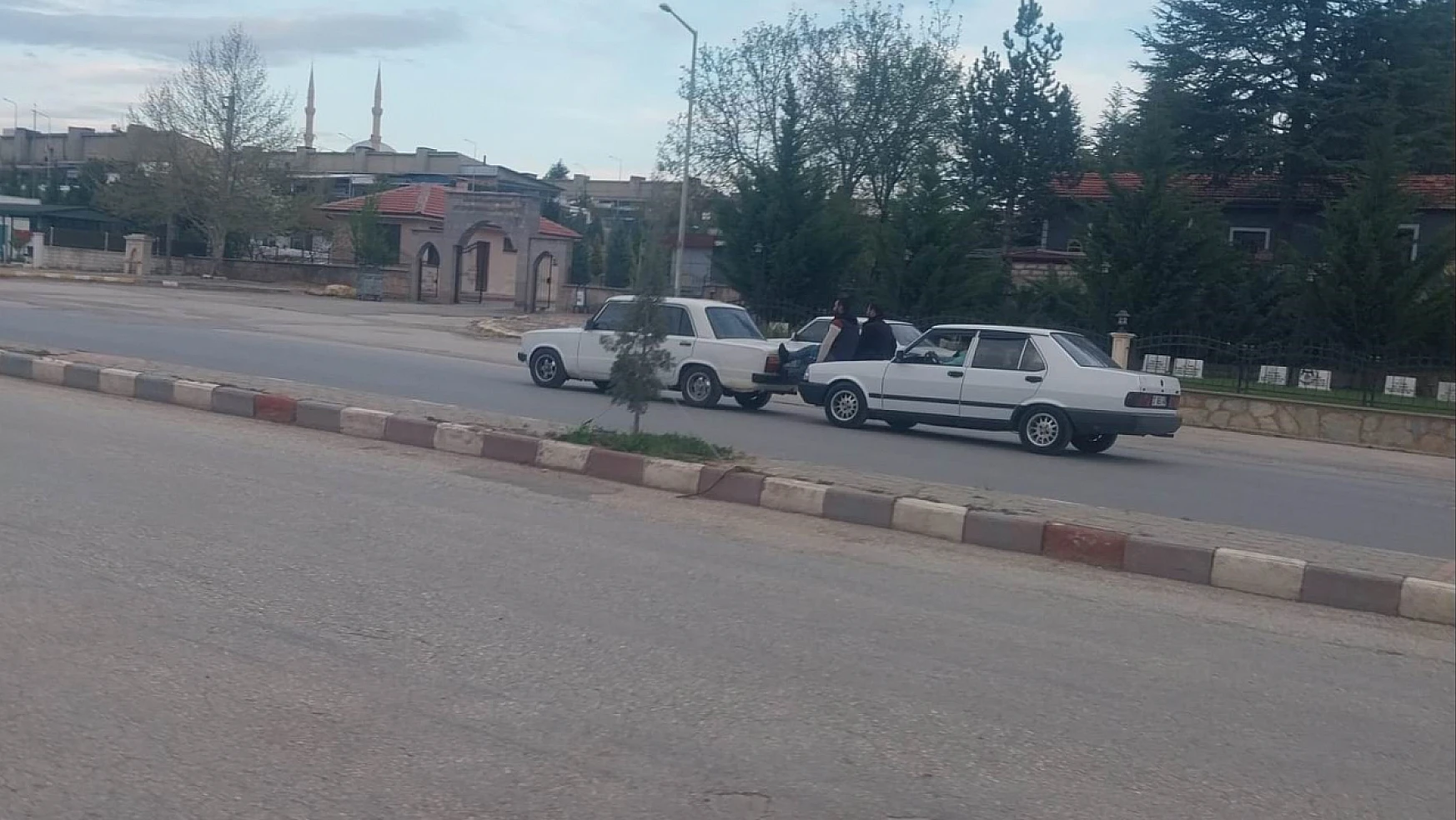 Konya'da Kaputa oturup öndeki otomobili ittiler