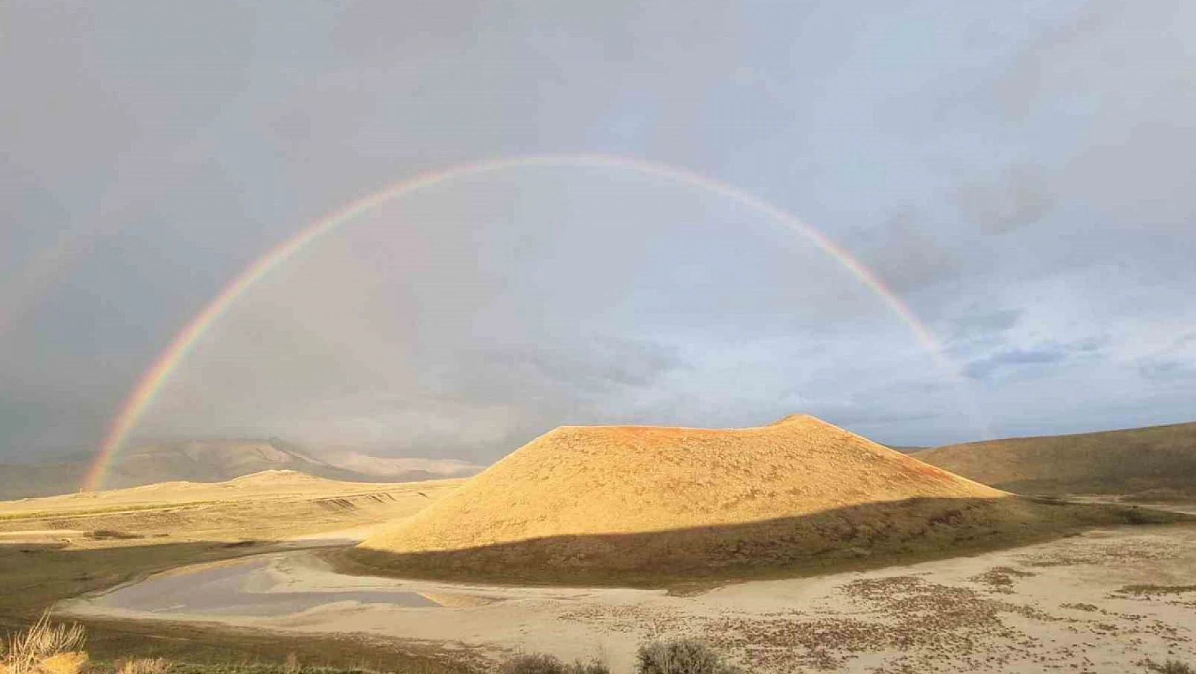 Karapınar'ın Meke Gölü, yağmurun ardından doğa harikasıyla renklendi