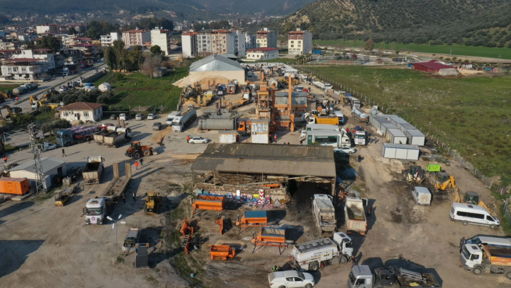 Konya Büyükşehir deprem bölgesinde araç şantiyesi kurdu