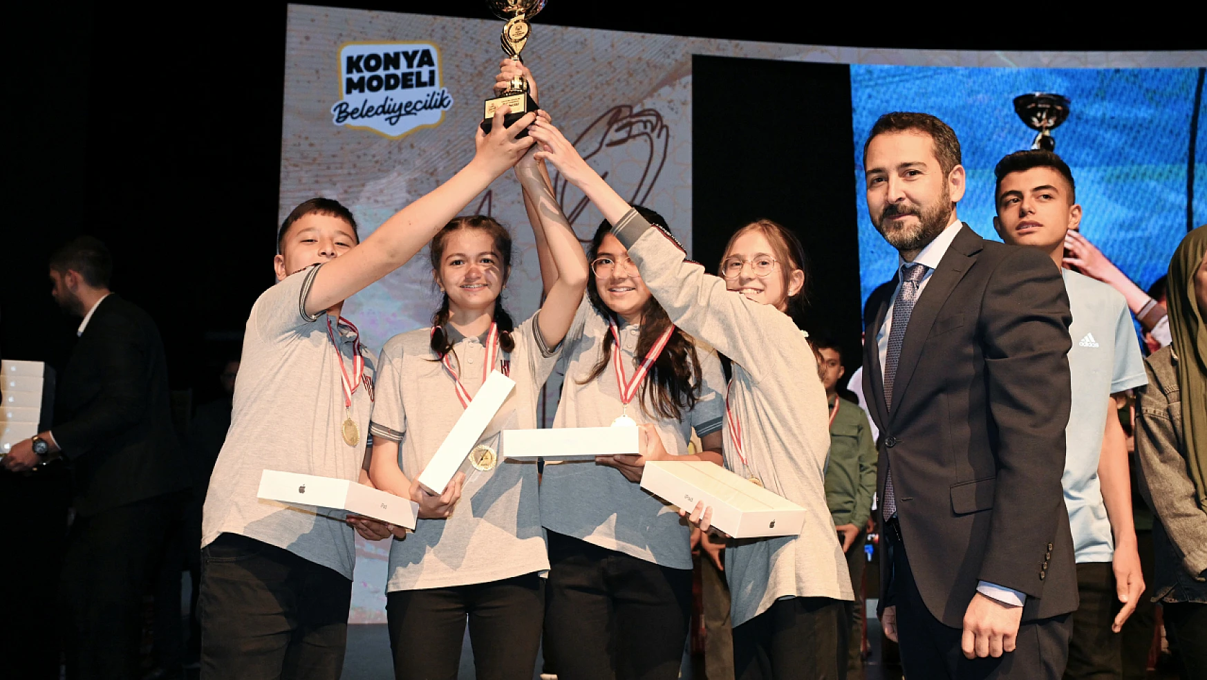 Konya Büyükşehir'in yarışmalarında dereceye giren öğrenciler ödüllerini aldı