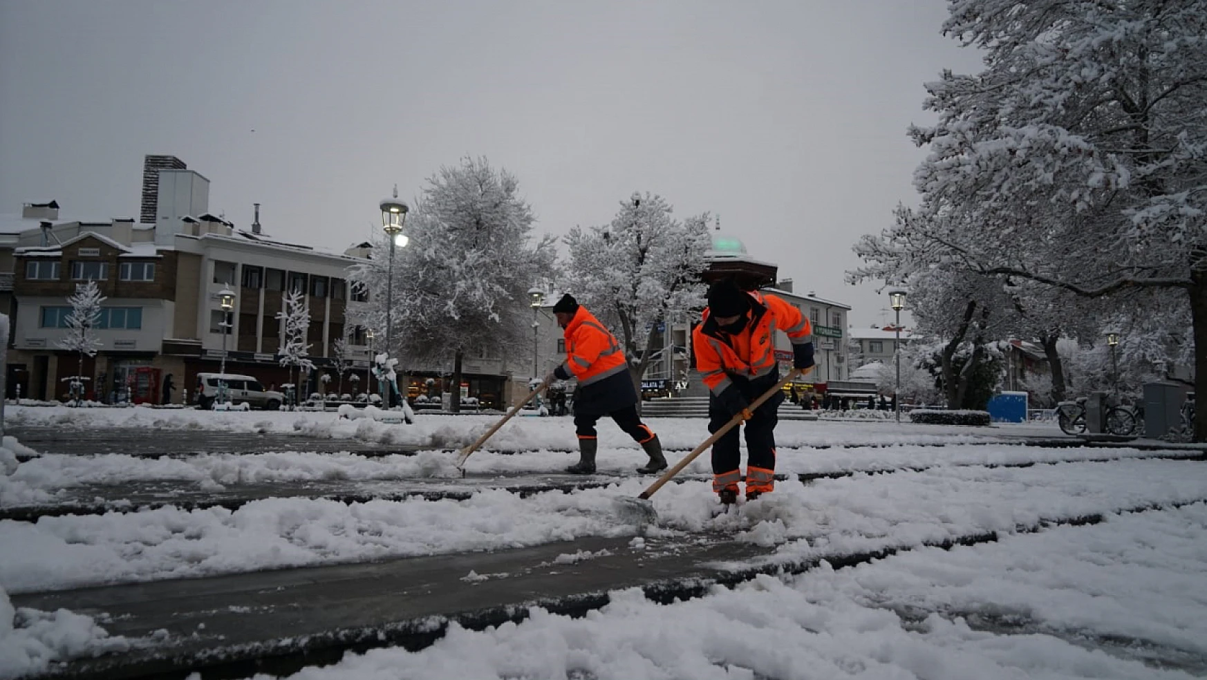 Konya Büyükşehir karla mücadele çalışmalarını sürdürüyor