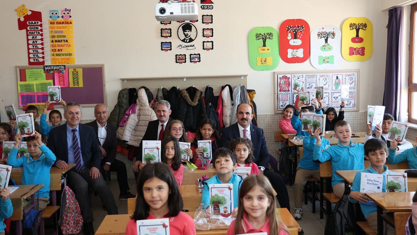 Konya'da 44 Bin 500 Öğrenciye Hikâye Kitabı Dağıtıldı