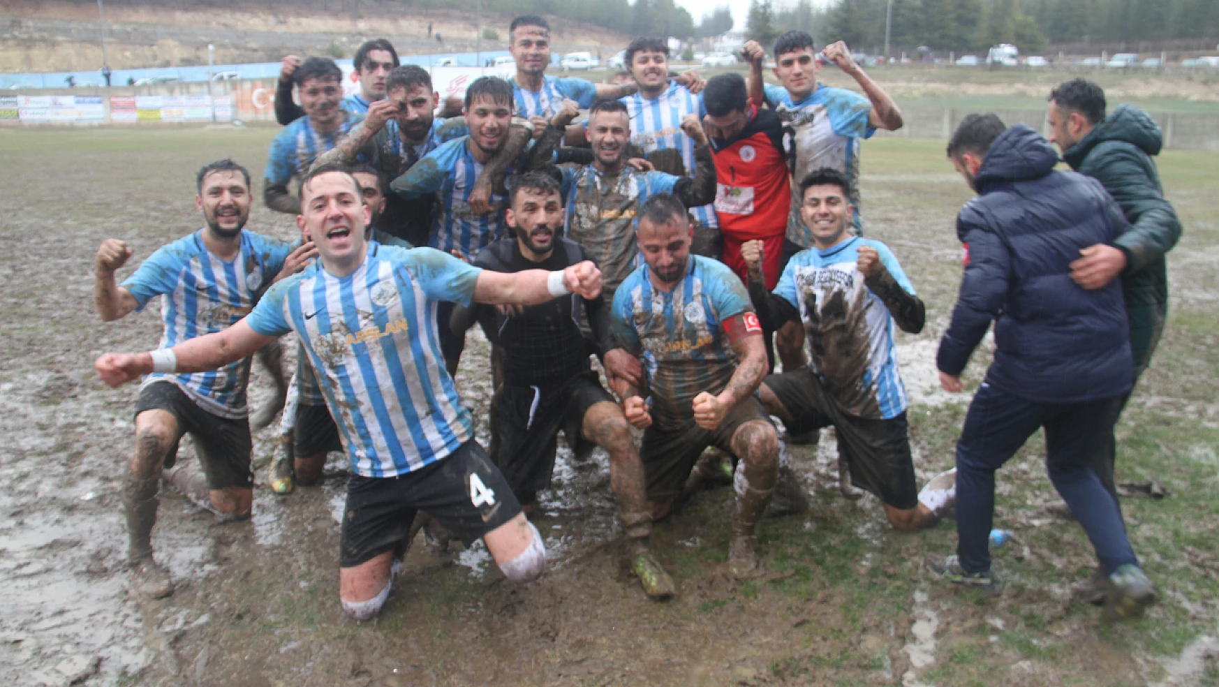Konya'da amatör maçta futbolcular şampiyonluğu çamura yatarak kutladı