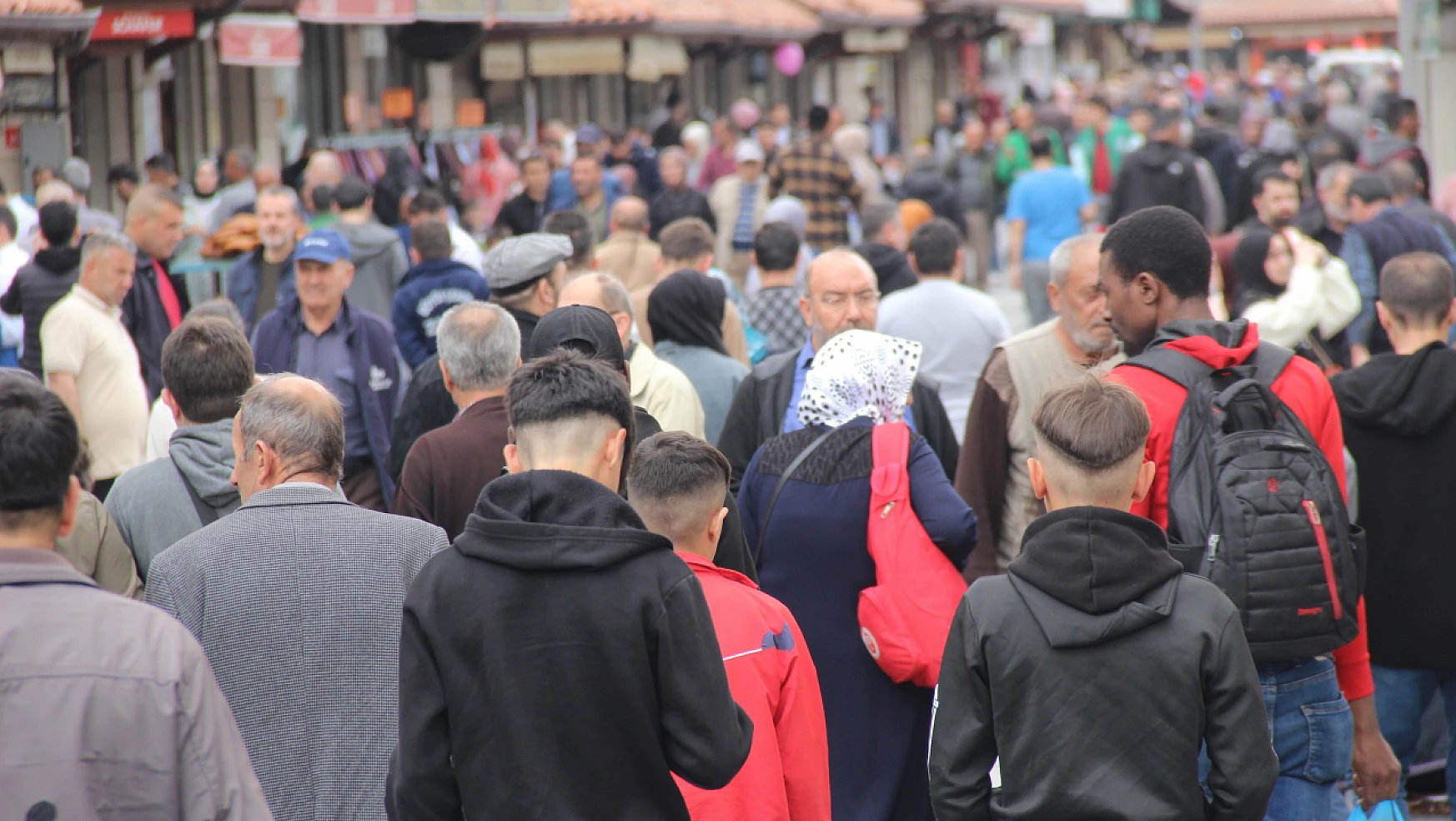 Konya'da bayram alışverişini son günlere bırakanlar yoğunluk oluşturdu