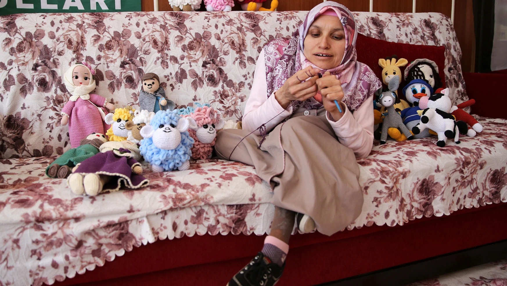 Konya'da bedensel engelli yardım gönüllüsü Sevgi Akyıl'ın azmi herkesi duygulandırdı!