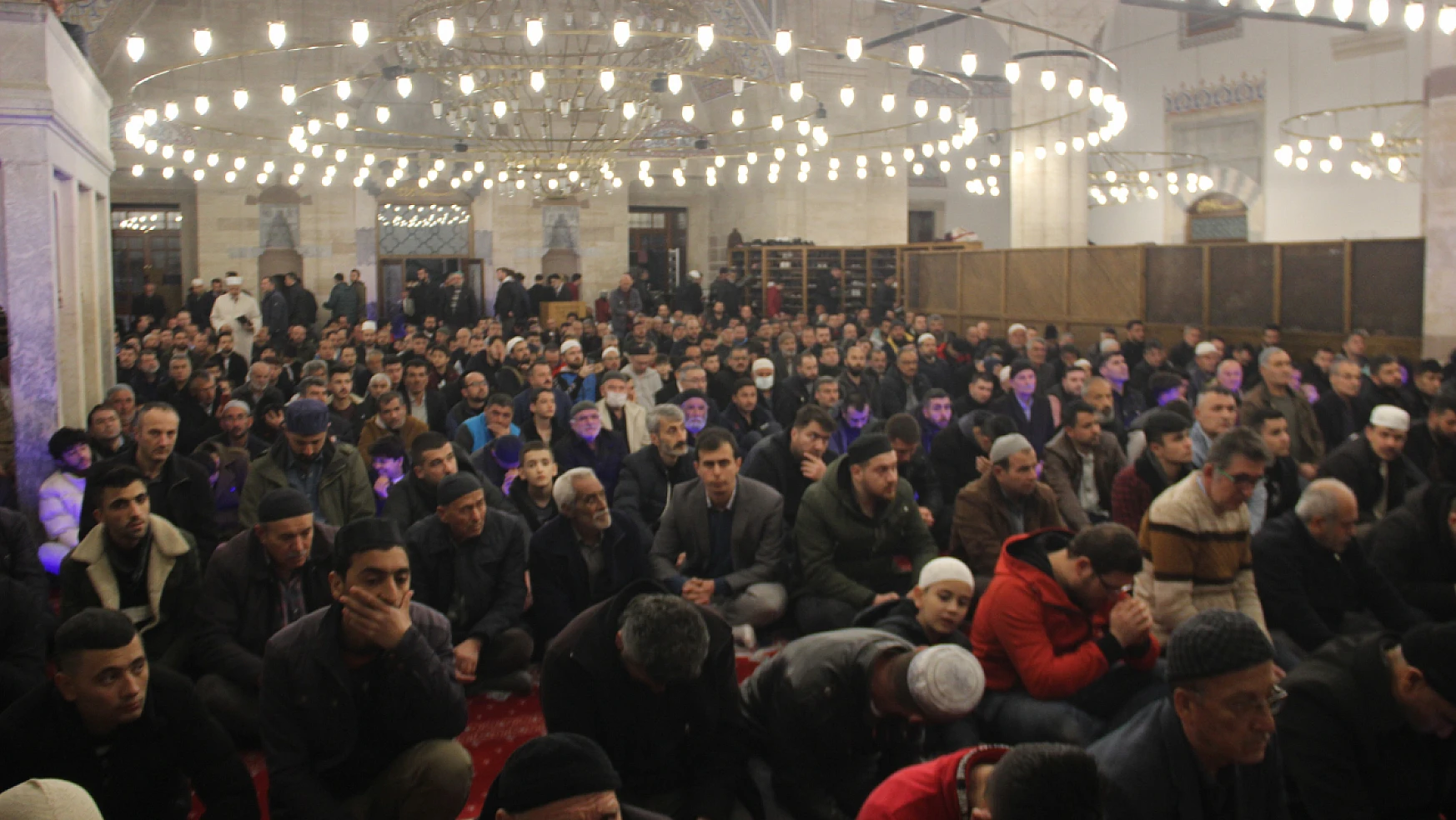Konya'da Beraat Kandil'inde vatandaşlar camilere akın etti