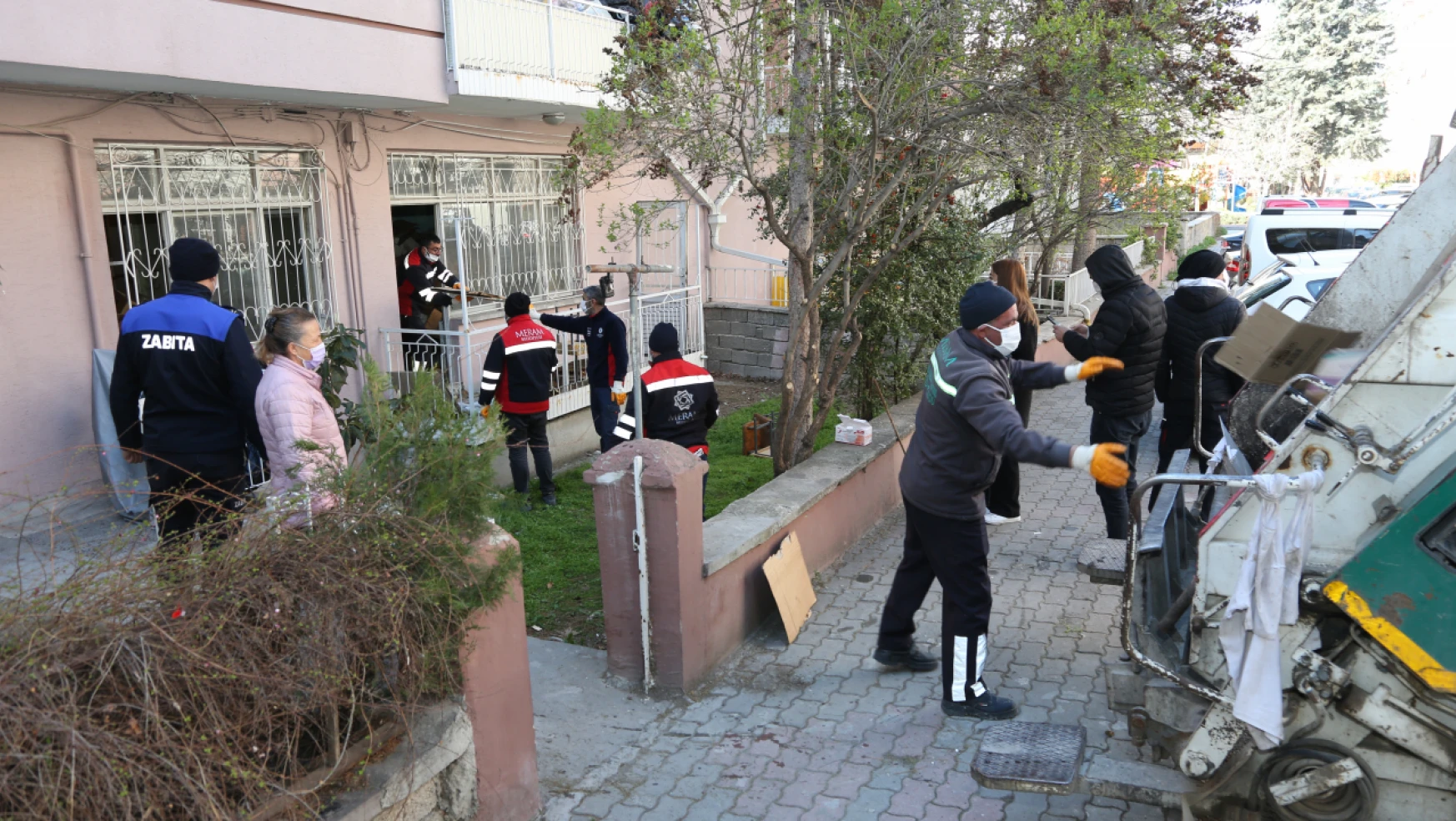 Konya'da bir evden 5 kamyon çöp çıktı