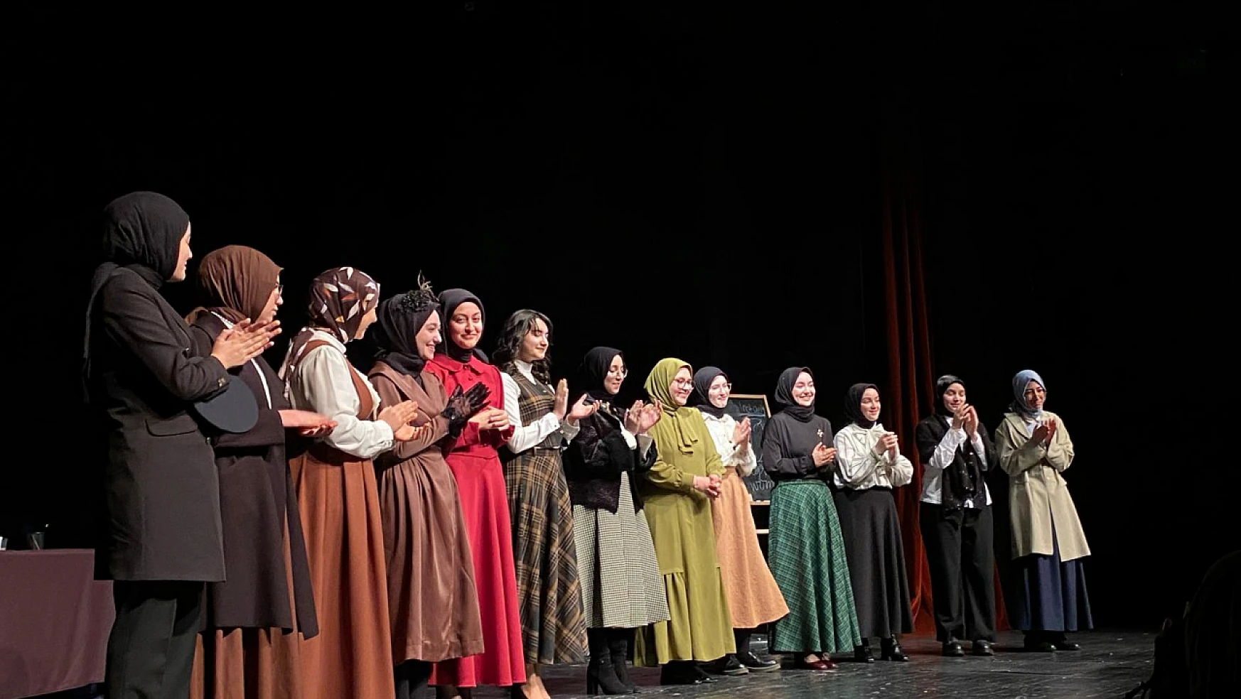 Konya'da bir ilk! Konyalı öğrencilerden yabancı dilde tiyatro gösterisi!